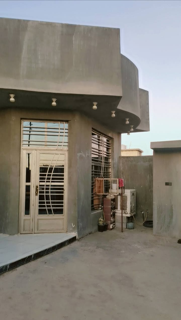 السلام عليكم دار للبيع مع كاع ينباع وحده او ويه الكاع واذا الكاع وحدها هم ماكو شكال ابيعها مساحه البيت٢٠٠ والكاع هم ٢٠٠ سند ٢٥ كامل خدمات بناء جديد درجه اولى يبعد عن الشارع العام ٥٠ متر العنوان قريب ع خنساء مقابل البانزين خانه مال خنساء غرفتين نوم وصاله واستقبال ومطبخ حار ومطبخ بارد وحمام كلش جبير و٢ مناور اي استفسار اتصل *********** بي واتس اب *********** اتصال

