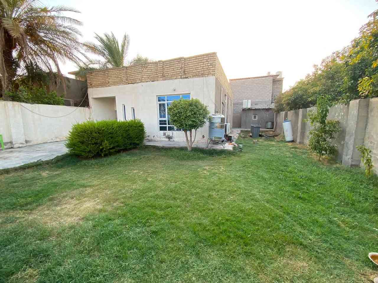 السلام عليكم بيت للبيع حي الشهداء المساحه ٣٠٠ غرفة واستقبال وصاله ومطبخ صحيات داخلية خارجية السعر ٧٥ قابل للتفاوض 
واتساب ***********
خط ***********

