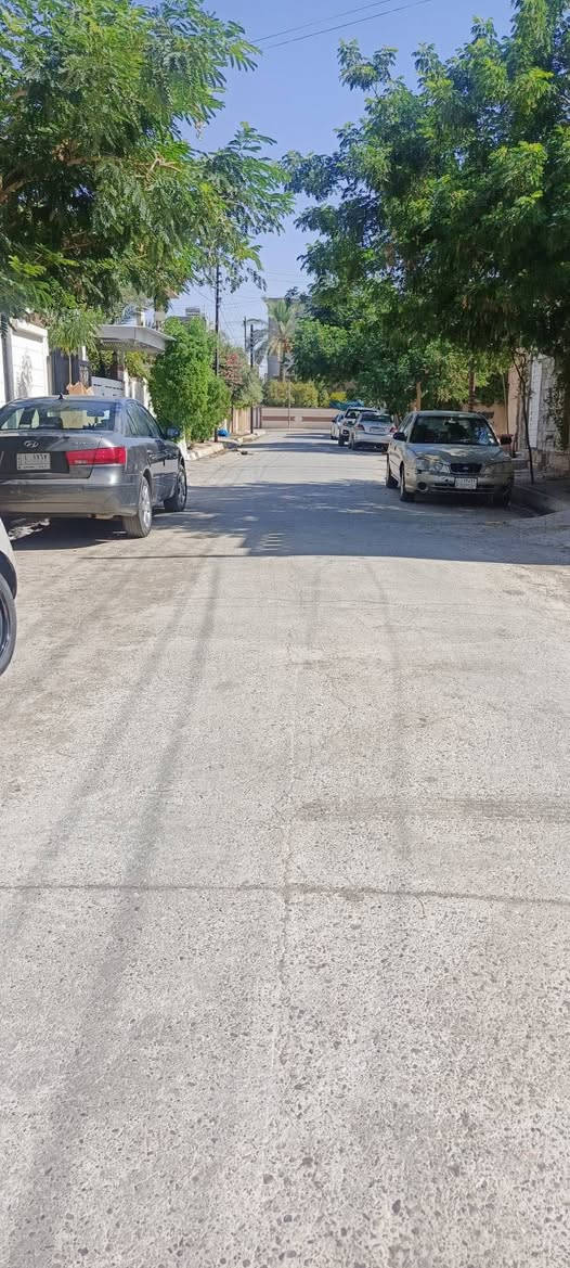 .......  للبيع .... هيكل ....طابو صرف      مجاري كامل ... .. مساحة 150 متر طابقين معزول درج خارجي .... ... واجه 7 ونص... وعمق 20.... 
 العنوان .... واحد حزيران شارع النخيل ... خلف جي مول .... يتكون من 
 طابق الاول 
 غرفتين نوم 
 وصاله 
 واستقبال 
 ومطبخ 
 ومجموعة صحيات 
 طابق ثاني بناء طابوق 
 ايضا 
 غرفتين نوم. 
 وصاله 
 واستقبال 
 ومطبخ 
 ومجموعة صحيات وبيتونه 
 السعر ....135 مليون وبي مجال... الاتصال بالرقم ***********.... كركوك, العراق

