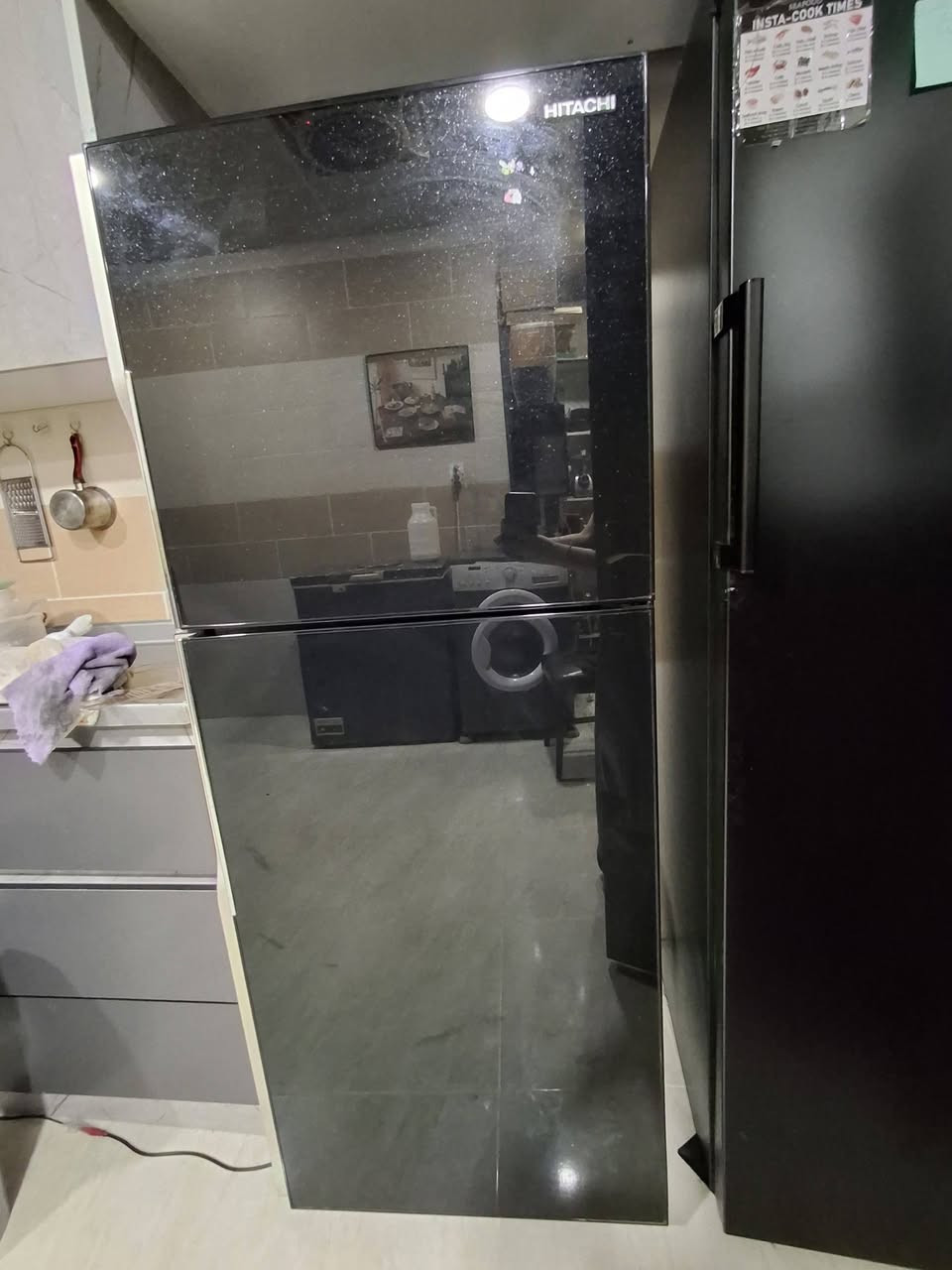 السلام عليكم ثلاجه هيتاشي نظيفه جدا موبايل ***********
