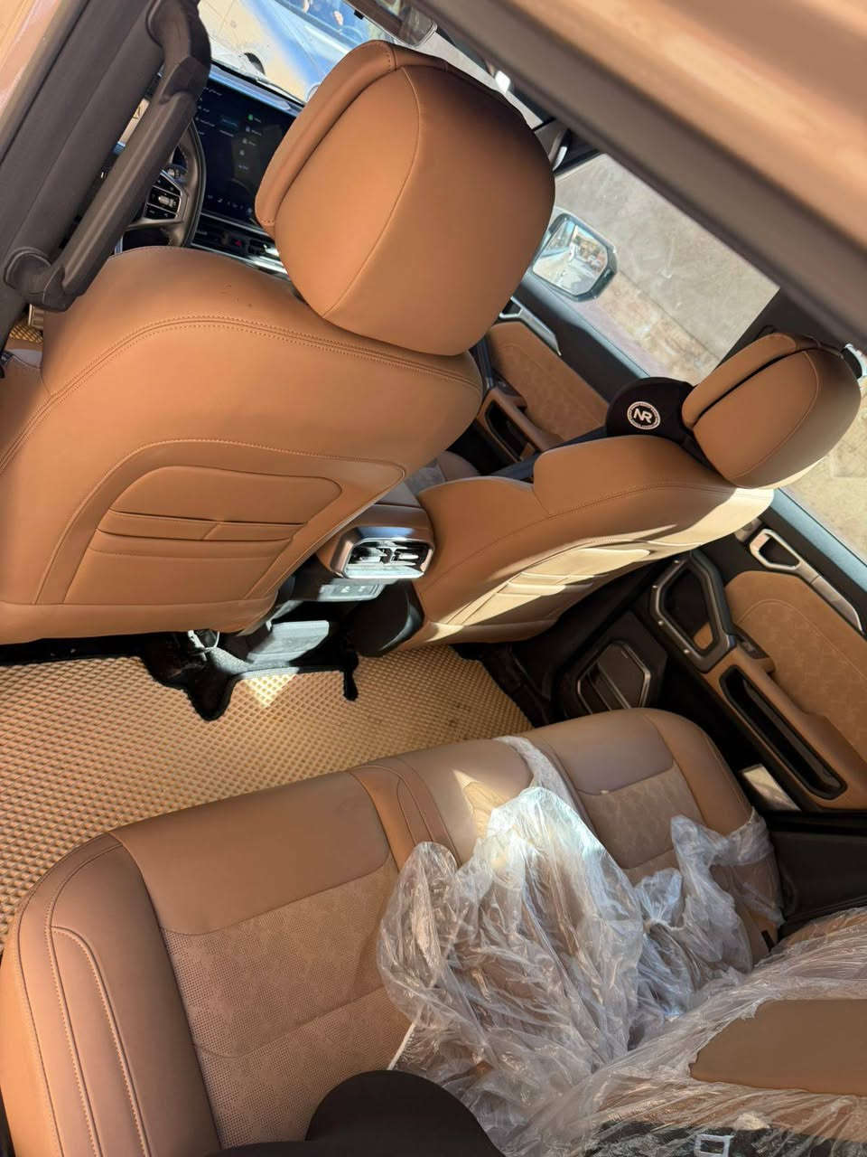 🚘 جيتور T2  لاكجري موديل 2025 — خليجي
✨ناطق لون صحراوي 

⚙️ المواصفات 

* محرك 2.0L Turbo
* قوة 251 حصان
* عزم 390 نيوتن/متر
* ناقل حركة أوتوماتيك
* دفع رباعي 4WD
* أوضاع قيادة متعددة
* مثبت سرعة + رادار
* نظام تحديد المسار

🛋️ الراحة والفخامه

* بانوراما
* دخول وتشغيل بصمة
* تشغيل عن بُعد
* مقاعد جلد
* مقاعد أمامية كهربائية
* تحكم مناخي ثنائي المناطق
* شحن لاسلكي
* إضاءة داخلية LED
* مقود جلد
* Auto Hold
* فرامل يد كهربائية

📱 التقنيات والأنظمة

* شاشة ديجيتال
* شاشة تدعم Apple CarPlay
* كاميرات 360°
* كاميرا دوارة
* حساسات أمامية وخلفية
* Bluetooth + Type-C
* أوامر صوتية
* حساسات ضغط الإطارات

💡 الشكل الخارجي

* إضاءة LED
* كشافات
* إضاءة خلفية LED
* مرايا كهربائية قابلة للطي
* إشارات بالمرايا
* جنوط 20 إنج
* إطارات 255/55R20
* ماسحة خلفية
* مانع انزلاق
* نظام نزول المنحدرات
* ماشي 48,000
💰 السعر: 36,500,000 مليون دينار عراقي

📍 الموقع: البصرة – القبله  – حي الجامعة 🏛️
📞 للاتصال والاستفسار: ***********
