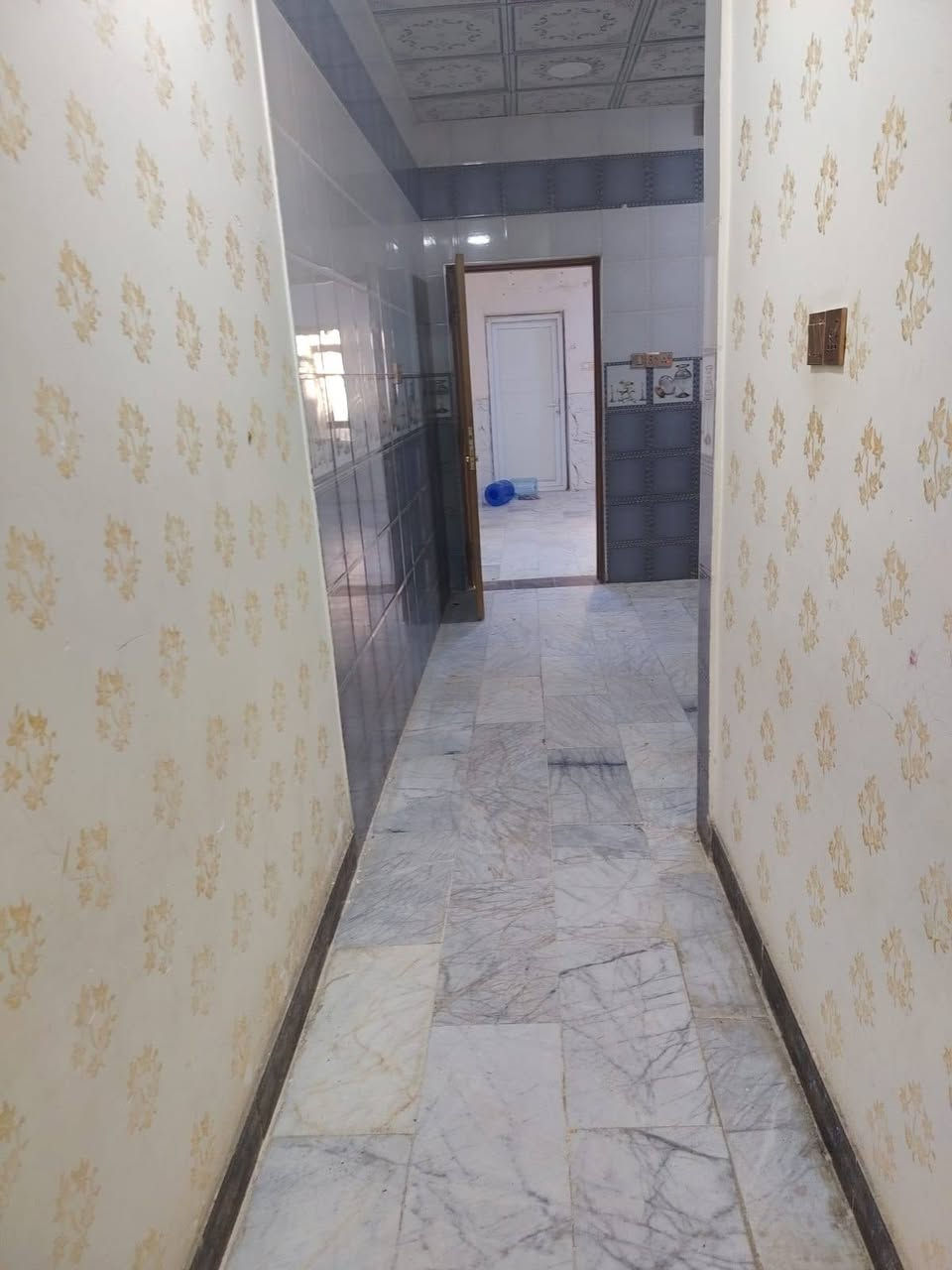 شقة للايجار في مناوي لجم خلف مطعم ورق عنب قرب مول الخورة الجديد
طابق أول بناء نظيف تحتوي غرف ٢ + صالة + مطبخ + صحيات 
سعر الاجار ٥٠٠ ألف دينار
تصلح لسكن الطلاب والعمال والموظفين
للتواصل / ***********
