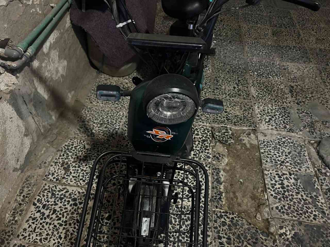 دراجة شحن حجم كبير للبيع 
شغالة ناقصها بطارية 
رايدها  150 
مكانها كربلاء حي النصر 
للاتصال ***********
