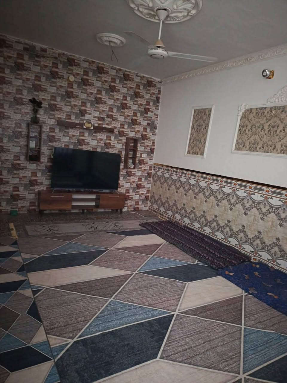 السلام عليكم من رخصت الادمن بيت للبيع المساحه ٢٠٠ متر الواجهة ١٠ النزال ٢٠ يحتوي على ثلاث غرف نوم وستقبال ومطبخ ومساحه درج وصحيات داخليه وخارجيه البيت بناء طابوك السكف صب كونكريت جاهز للسكن ملاحضه المنطقه جانت تجاوز وحاليآ زراعي // استفسار ***********
