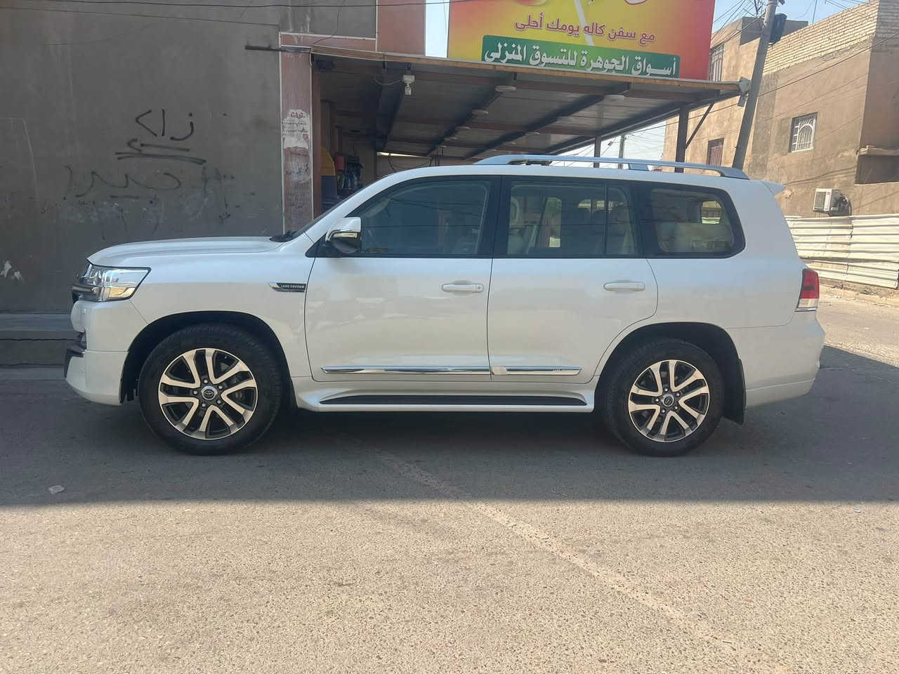 لاندكروز ٢٠١٨  فطيم
مواصفات سته سلندر-  خمس كامرات- حساسات 
شحن لاسلكي - شاشات خلفيه 
مكفوله من كل شي رقم اسليمانيه
مكان السياره بغداد
للاستفسار // ***********
