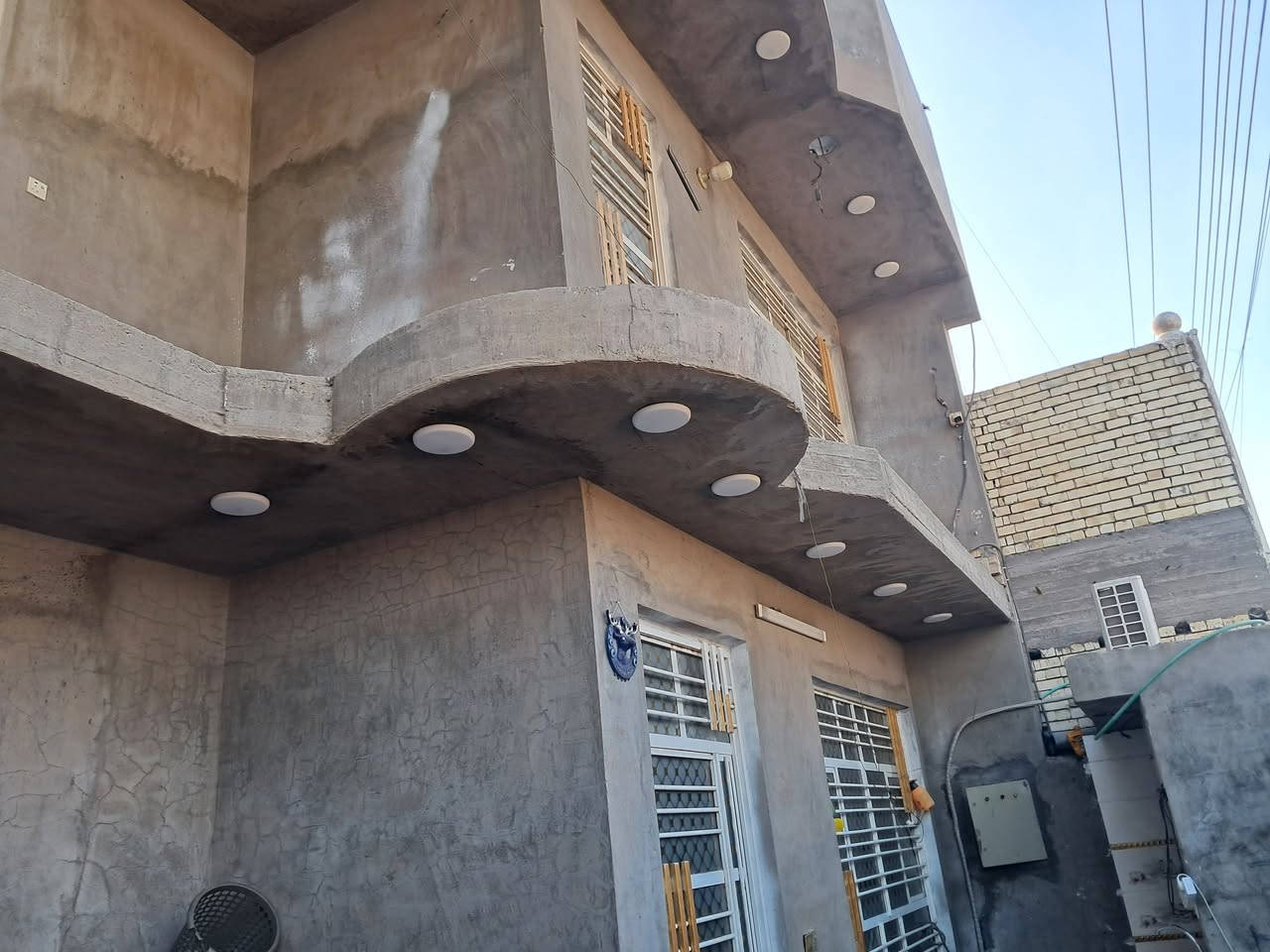 ​🏡 دار للبيع بمواصفات ممتازة ومساحة واسعة 🏡
التفاصيل العامة:
​📐 المساحة: 200 متر مربع.
​📏 الواجهة: 11 متر.
​🏗️ البناء: طابقين متكاملين.
​📍 تفاصيل التقسيم الداخلي:
​🚗 الطابق الأول (الارضي):
​طرمة خارجية كبيرة: تسع لسيارة وتكتك
​خدمات خارجية: تواليت وحمام مستقل في الطرمة.
​الاستقبال: ضخمة ومريحة (أبعاد: 6m × 5m).
​المطبخ: نظام حار / بارد.
​غرف النوم: غرفتين نوم كبار.
​المناور والخدمات: مناور عدد (2) + تواليت وحمام داخلي بأحد المناور.
​🛏️ الطابق الثاني:
​غرف النوم: (4) غرف نوم واسعة.
​غرفة سويت: تتضمن حمام خاص.
​صالة الطابق الثاني: تحتوي على حمام إضافي يخدم الصالة والغرف.
​💡 ملاحظة: البيت يمتلك تصميم عصري واستغلال ممتاز للمساحات، مناسب جداً للعوائل الكبيرة أو اللي تبحث عن راحة ومساحة واسعة.
..جنس العقار :طابو زراعي سند 25 / عندي وكاله عامه من صاحب الأرض 
​📌 مكان العنوان: (حي الفرات شارع ثاني مقابيل حي نصر )
📞 للاستفسار أو الاتصال: (***********)
