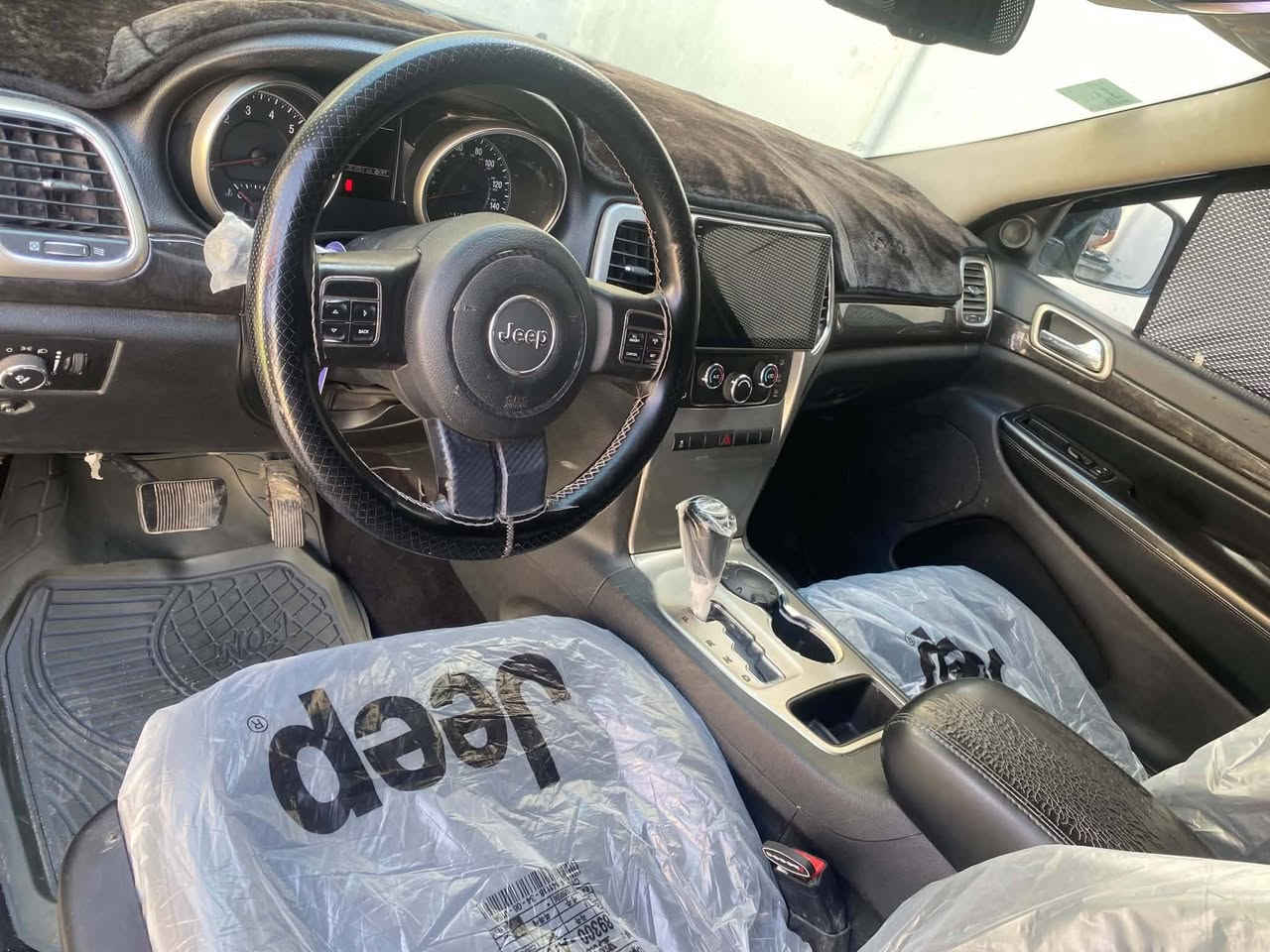جيب لاريدو موديل 11 محرك 6 حادثها خلفي بدون حوض وشواصي والباقي مكفول من حادث صبغ عام فرن  اثر جراد لجماليه دواخل جديد محدث بجم كهرباء تبريد مكفول المحرك بس تبديل كازكت كير مكفول السياره 2ويل
السعر 120 وبيها مجال 
بغداد ابو غريب 
***********
