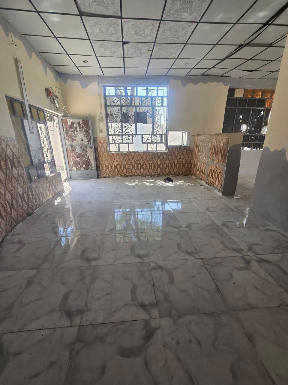 بيت لبيع بشارع المطار القديم المساحه ١٢٠متر يحتوي على غرفه وصاله ومطبخ وستقبال وطارمه وصحيات السعر ٢٠وبي مجال البيت خلف عيادة الكوثر للستفسار *********** مكتب بركات ام البنين قرب مثلجات سنبله
