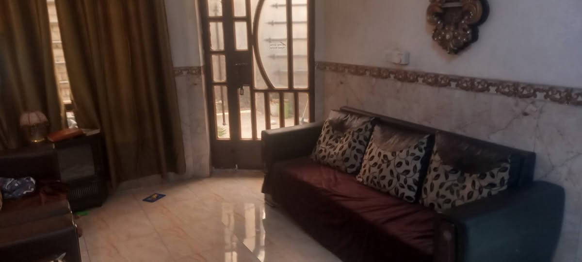 السلام عليكم ورحمة الله دار١٠٠متر ٥×٢٠زراعي نسائم النخيل رابع شارع على اليسار ثلاث طوابق الطابق الأرضي كامل والثاني والثالث نقص ابياض وارضية سند باسمي وليس إقرار ملك طابو صرف زراعي ***********
