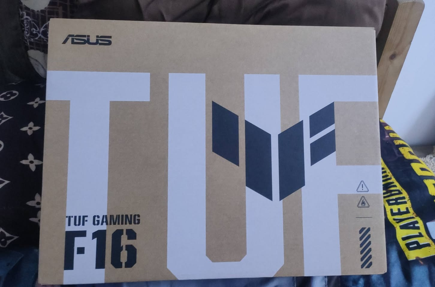 Asus tuf gaming f16 للبيع
مع جويستك كيم سير و استاند مراوح
المواصفات مثل مموضح بالصور 
الحالة حيل نظيف شخط مبي حرمات اكول عليه مستعمل 
الجهاز اشتريته جديد قبل ثلاث اشهر من العالمية والضمان والكارتونة كلشي موجود 
الجهاز محافظ عليه اكثر من نفسي العب بغرفة باردة ونهائيا ممنزل عليه شي مكرك 
رايدة بمليون و550 مع جويستك وقاعدة تبريد مكاني بغداد البلديات 
رقمي *********** رجاءا السعر نهائي لا تتصل اذا تريد تعامل

نص مكتوب في الصور:
- ASUS
- ASUS TUF Gaming F16 FX608JH-RV033AR,
- Intel Core i5-13450HX, RAM 16GB, SSD
- 512GB, NVIDIA Geforce RTX 5050 8GB,
- 16.0 inch WUXGA 165Hz, Jaeger Gray