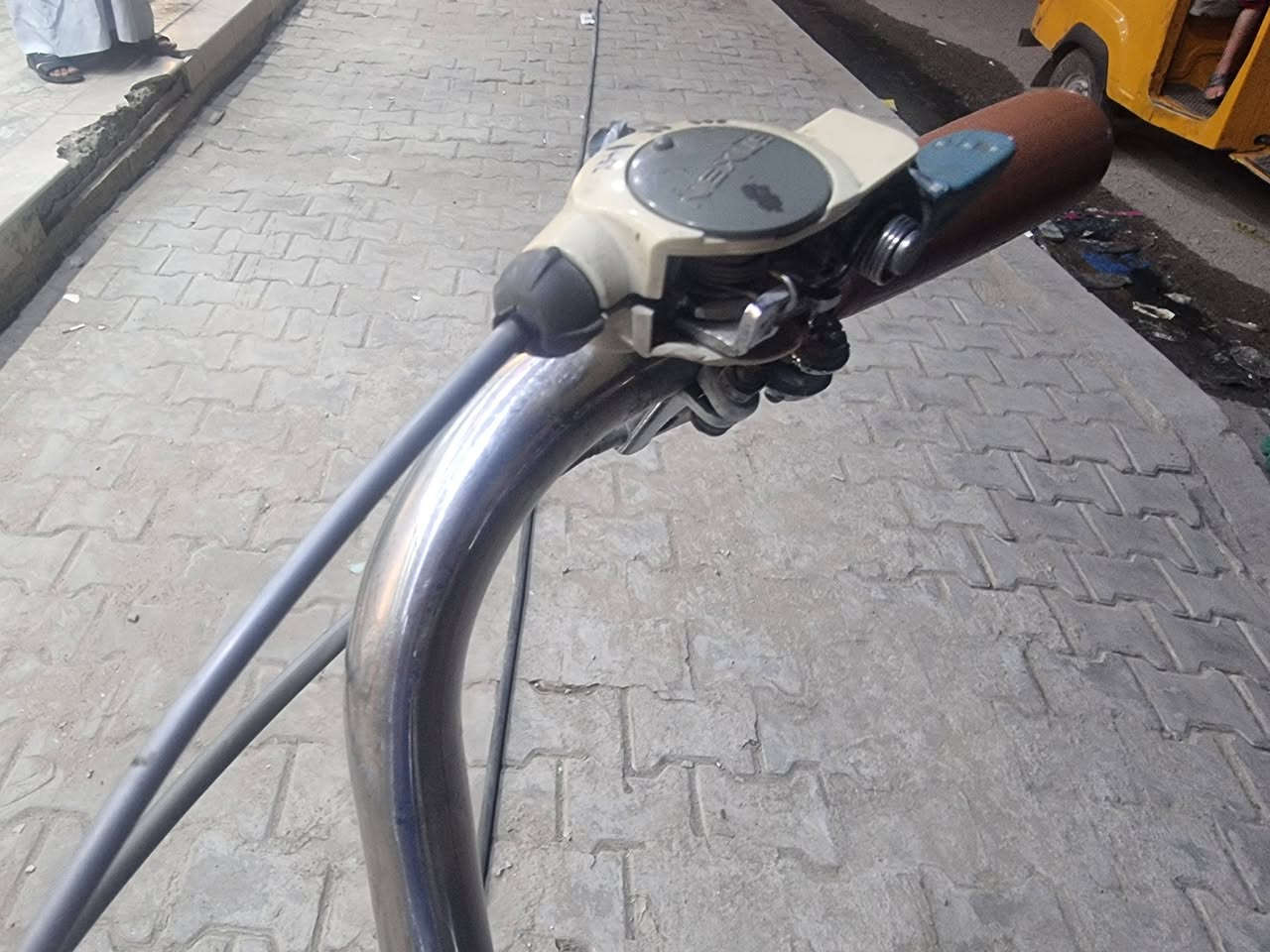السلام عليكم  بايسكل للبيع  ياباني كير وحساس  ولايت الكير شغال  جديد حاوية لون مميز جوزي قهوائي فول الفول المكان الكاظمية السعر 140بي مجال ***********
