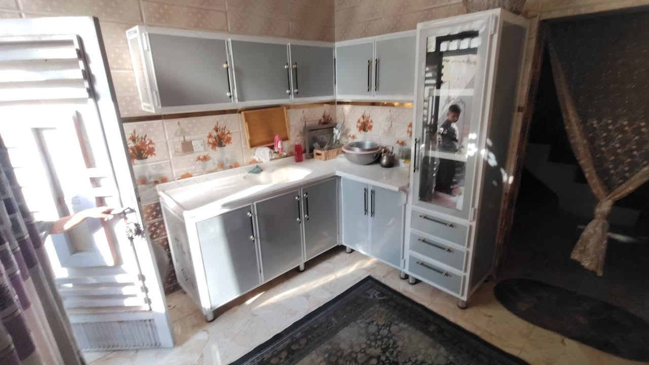 مكانه بحي الامل الاولى شارع 20   فرع 6
ايجاره 350الف  

***********
السلام عليكم ورحمه الله وبركاته بيت للايجار مؤثث  مساحته 100 متر  يتكون من غرفه وصاله واستقبال.  وصحيات خارجيه وداخليه  كامل سبالت   عدد 2  ثلاجه . غساله .  طباخ .  كاونتر مفروش. كاونتر. مناقصه اي شي  تعال واسكن
