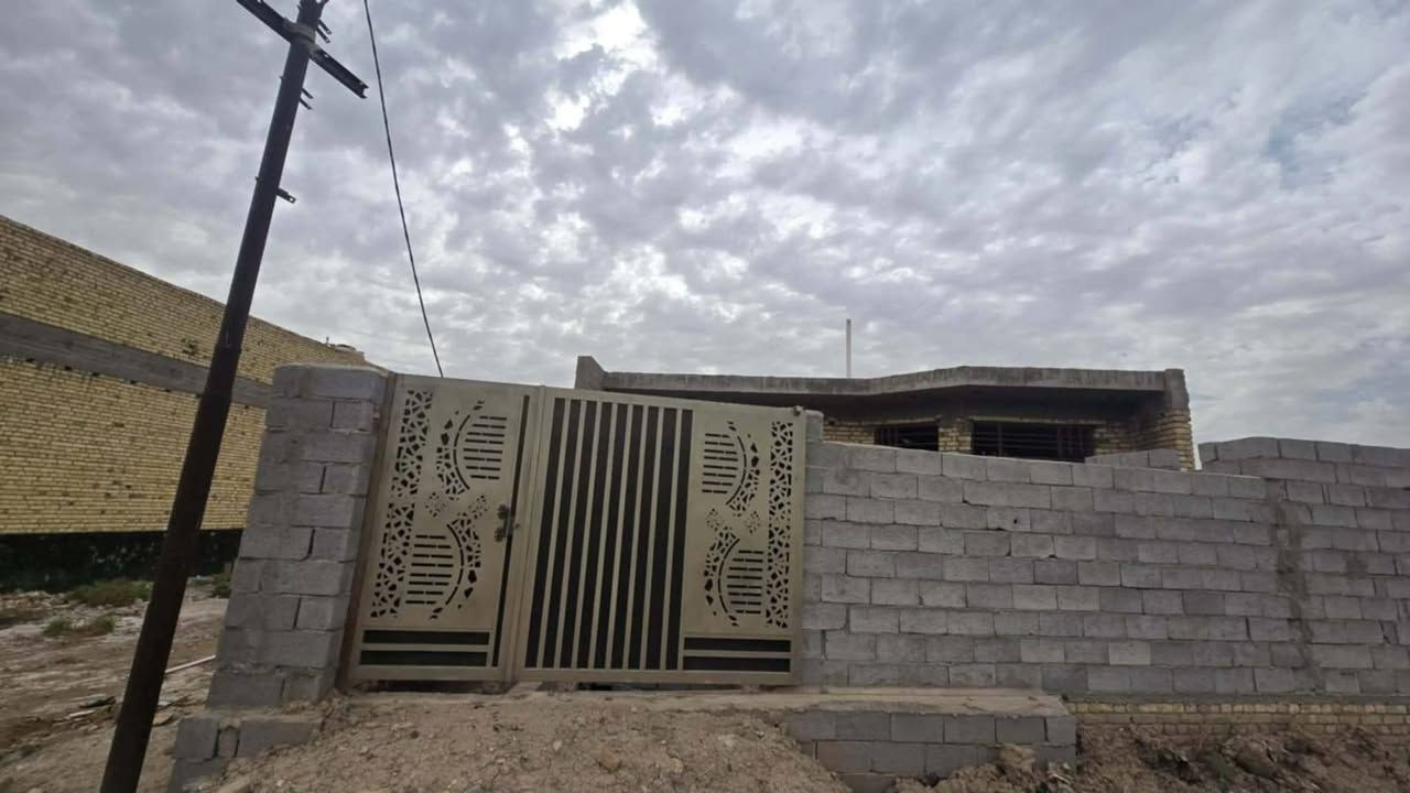 السلام عليكم ورحمة الله وبركاته
مُـكلف بـالنشر
يوجد بيت (هيكل) للبيع في الكوت-250متر
الموقع: كوت الجديدة / العامري / نزلة سكلة الزركاني / خلف السيطرة.
المساحة: 250 متر مربع.
حالة البناء: هيكل طابوق مسقوف بالكامل.
نوع الملكية: طابو زراعي.
الخدمات: متوفرة بالمنطقة (ماء + كهرباء).
تقسيم الهيكل:
غرفتان نوم (أبعاد 5 × 4م) - إحداهما سويت.
صالة كبيرة + حمام داخلي كبير.
استقبال واسع (أبعاد 4×6 ).
مطبخ (أبعاد 5 × 4م).
كراج سيارة + مساحة حديقة.
حمام خارجي.
السعر المطلوب: 70 مليون وبي مجال
للتواصل والاستفسار الاتصال على الرقم
***********
