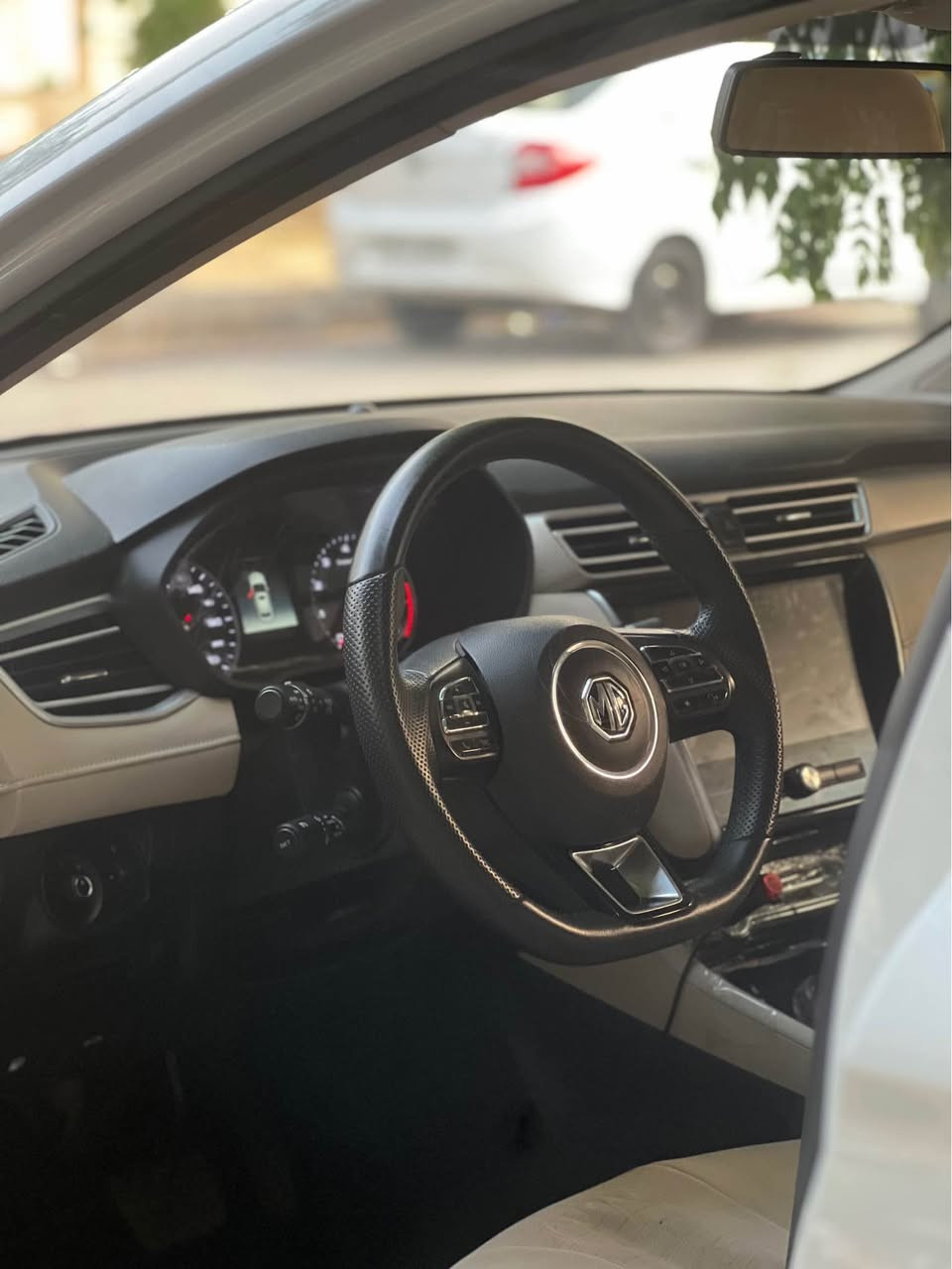 Mg5 2025
سەیارەکە زەمانی شەریکەیە 
٤٩ هەزار رۆشتوە 
بێ بۆیاغه بۆیاغی نیە 
بەس ئەو دەرگایەی ئەو شوختەی پێوەیە 
شاشە و کامێرا و تەحکوماتی سوکانە
کامل جوانکاری بۆ کراوە و سپۆرت کراوە 
١٠٢ گەڵاو معامەلەیەکی زۆر کەم 
*********** Singapore
