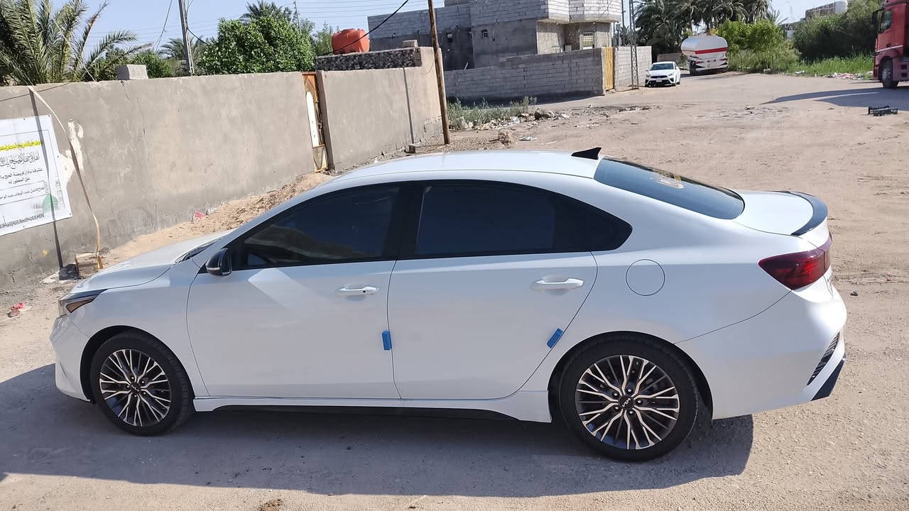 كيه فورتي 2023
سيارة بيها باب و مدكر وباقي كفاله 160بيها مجال 
***********
