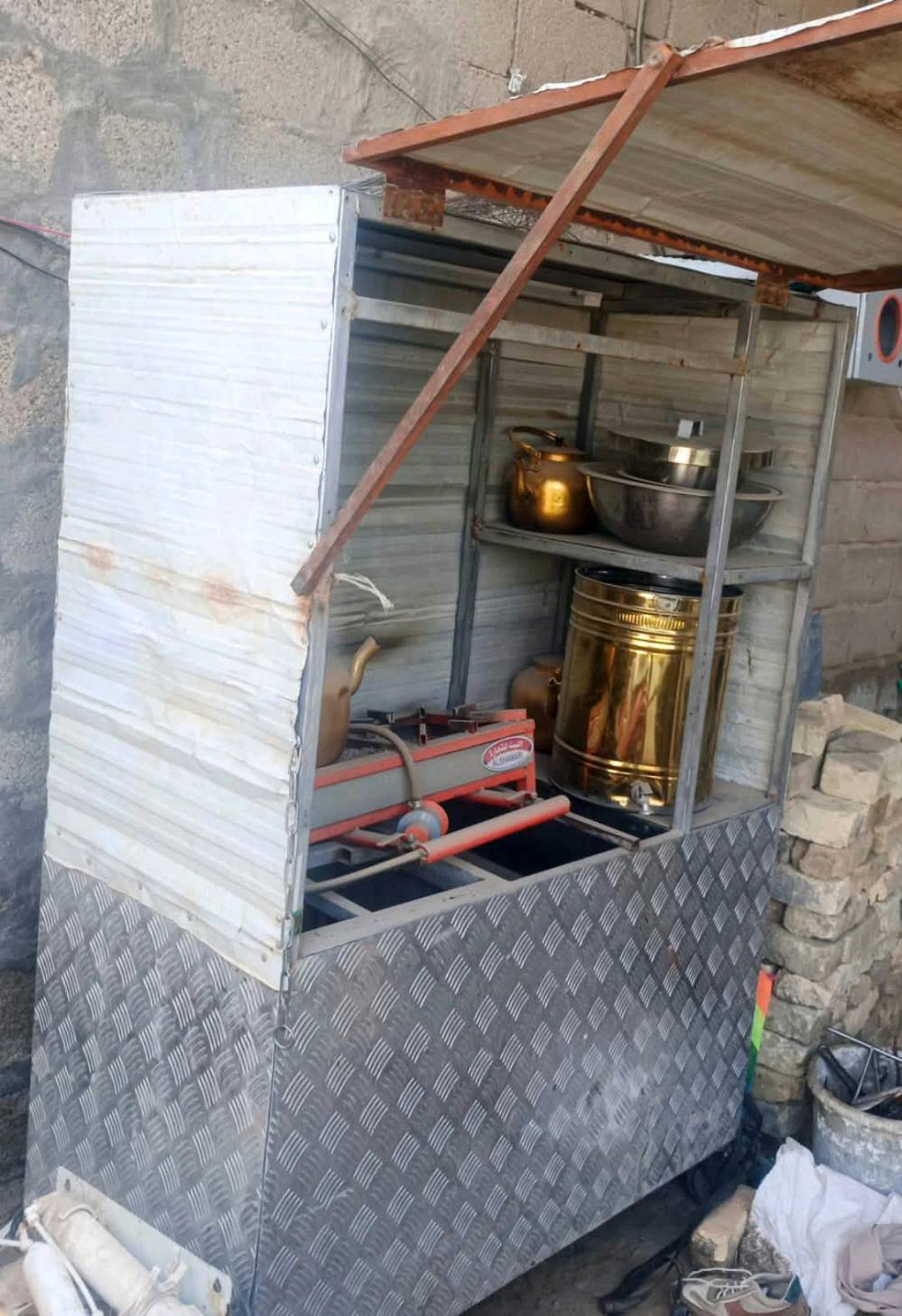 كشك شاي بدون أبواب،مع سماور وعين طبّاخ، السعر 250  واكو مجال بالسعر،  أبيع  فقط داخل الكوت 
هذا رقمي   
***********
العنوان كوت/ حي الشهداء قرب معمل الأوكسجين