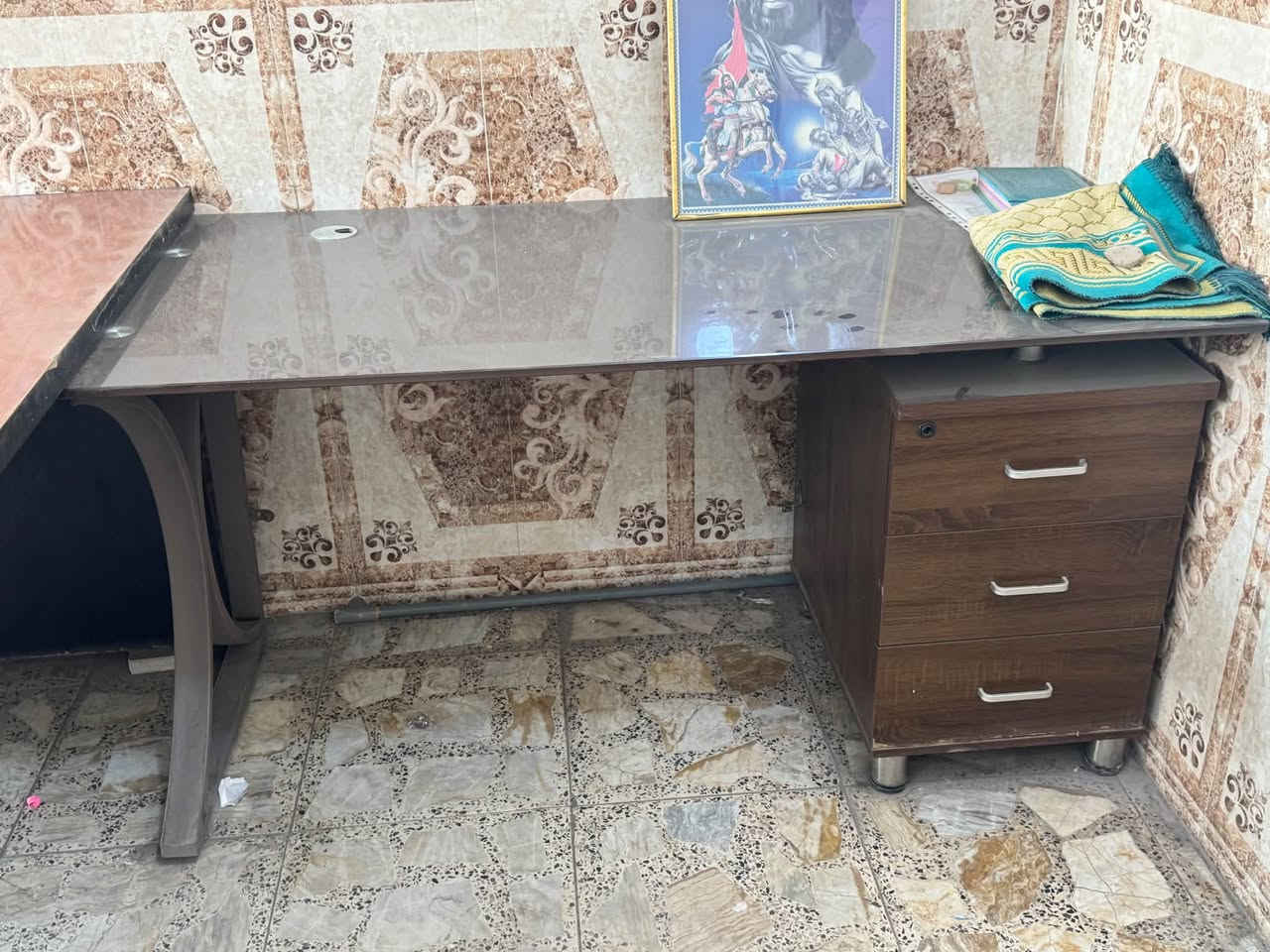 اثاث مكتبي للبيع
ميوزه عدد 2 نضيفات جداً 

تخم قنفات 

مبردة نضيفه وشغاله 

وطبلات عدد 3 نضيفات 

وكرسي مكتبي 

السعر 300 وبيهن مجال 

العنوان تقاطع الدرويش باتجاه مدخل التراث 

*********** 

***********
