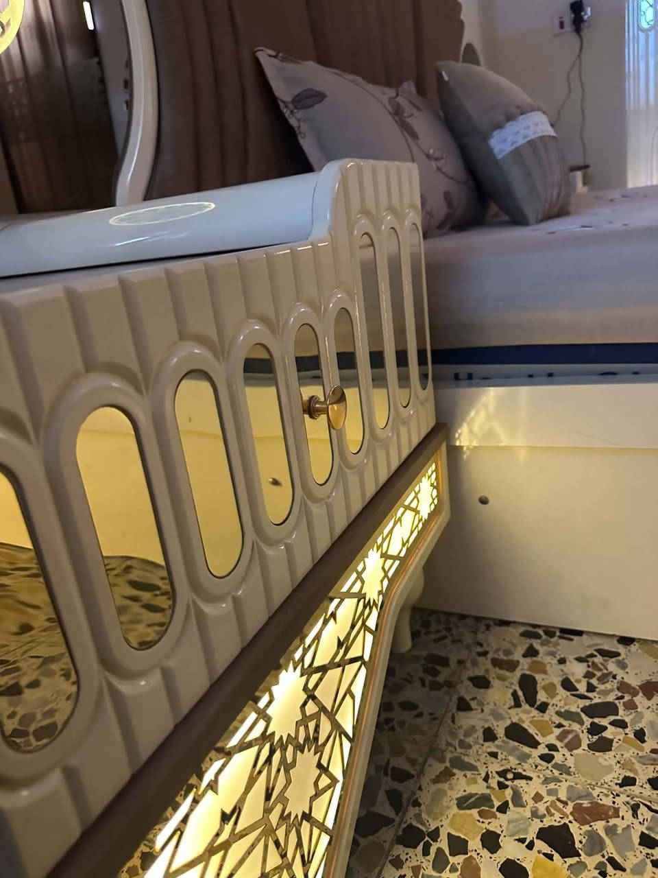 سلام عليكم غرفه تركيه للبيع ٩قطع نظافتها ١٠٠خشبها حراري المكان بغداد اتصال عل رقم ***********
