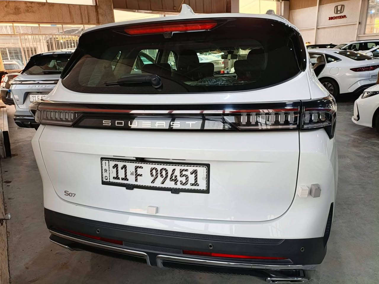 سوئيست 2026 S07 1.5L COMFORT
العداد: 11 الف داخل ضمان شركه 

المحرك: 4 أسطوانات 1.5L  تيربو 156 حصان

العزم (نيوتن-م.): 230

ناقل الحركة: اوتوماتيكي دبل كلاتش من 6 سرعات

استهلاك الوقود: 7.8 لتر لكل 100 كم

الضمان الأساسي: 6 سنوات أو 200,000 كم (أيهما أولا)

ضمان المحرك: 10 سنوات أو 1،000،000 كم (أيهما أولا / للمالك الأول) 

المواصفات:

*إطارات قياس 20 إنچ

*فتحة سقف بانوراما 1. 1 م

*الصندوق كهربائي 

*مثبت سرعة

*كاميرات محيطية 360 درجة 

*حساسات خلفية 

*شاشة عرض وعدادات رقمية قياس 24.6 إنچ

*نظام صوتي متطور 8 سماعات عالية الجودة

*نظام ابل كار بلاي واندرويد أوتو لاسلكي

* نظام اوامر و تحكم صوتي

*شاحن هاتف لاسلكي سريع

*مقصورة الركاب من الجلد الفاخر 

*مقعد السائق كهربائي

*عدد صفوف المقاعد 3 (7 ركاب) 

*إنارة ترحيبية مع إنارة محيطية

*عتبات الأبواب الامامية مضيئة

*مصابيح أمامية و خلفية أوتوماتيكية LED مع مصابيح نهارية

*المرايا الجانبية قابلة للطي كهربائياً ومدفئة

*ماسحات الزجاج الامامي مع حساس تلقائي للمطر

*دخول ذكي (بصمة)

*تشغيل عن بعد

*خاصية إغلاق الشبابيك وفتحة السقف عن بعد

*فلتر تنقية الهواء (N95)

*مسند الذراع الوسطي مع ثلاجة

*انماط قيادة متعددة

*وسائد هوائية امامية وجانبية عدد 4

*نظام الفرامل الأوتوماتيكي Autohold

*نظام التحكم بنزول المنحدرات

 *نظام المساعدة لصعود المرتفعات

*نظام مراقبة ضغط الإطارات

*نظام المكابح المانعة للانغلاق ABS

*نظام التحكم بالثبات ESC

 بغداد حي البساتين ***********
