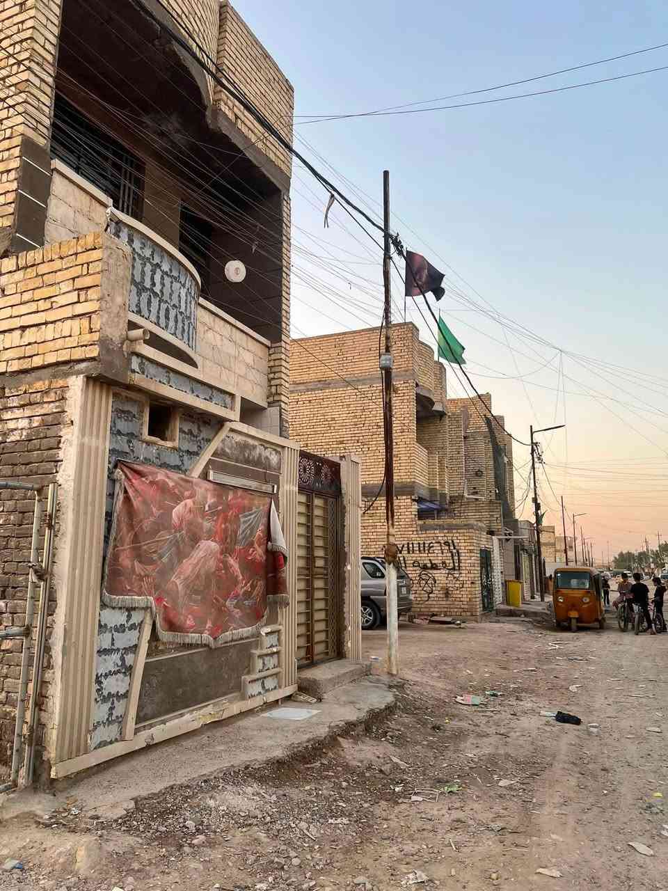 السلام عليكم بيت للبيع المساحه ١٠٠ الواجها ٥ النزال ٢٠ بيت قيد الانشاء الموقع حي الكوفه شارع الاطفاء خلف البانزيخانه طابقين كامله خدمات 

***********
