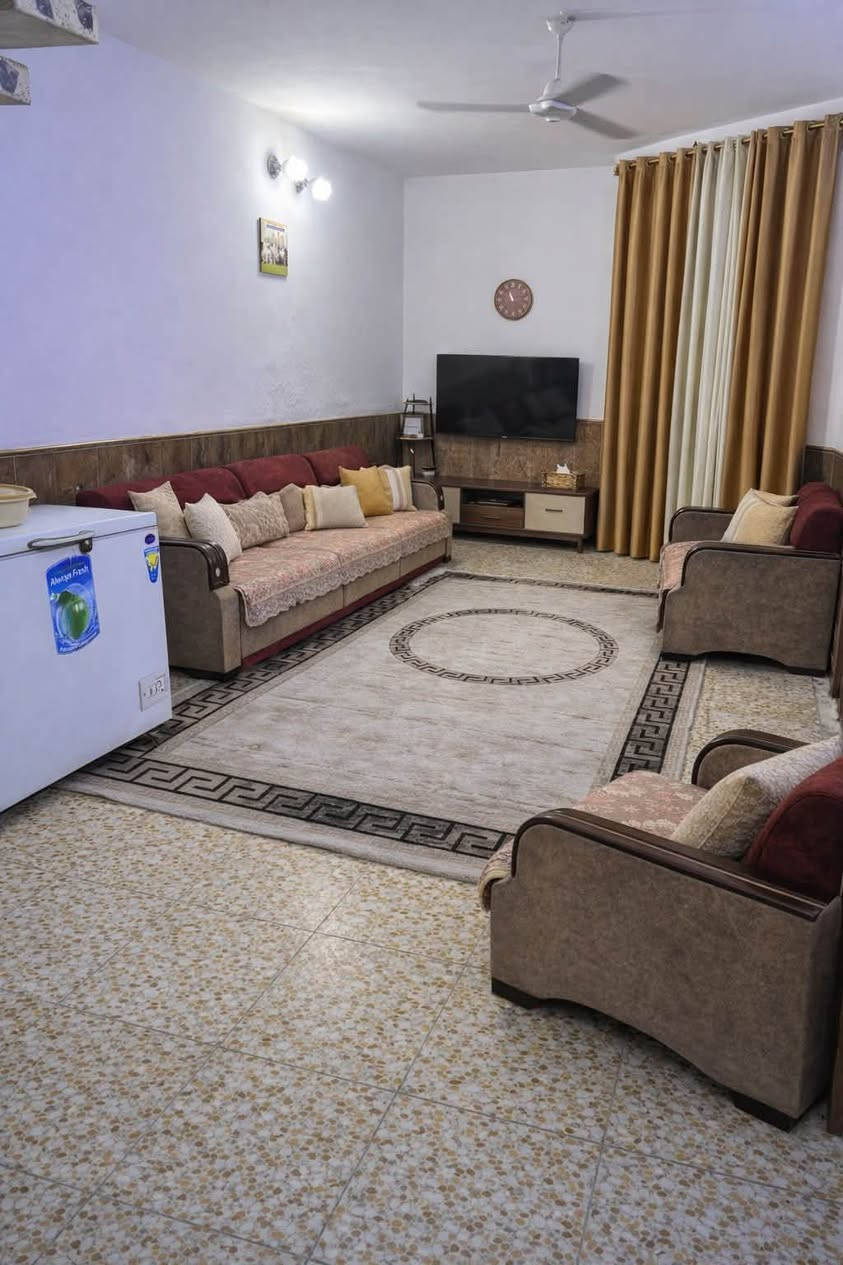 السلام عليكم 
بيت في البلديات UN 
المساحة 150 متر الواجهة 7.5 النزال 20
يتكون من اربع غرف نوم + صالة + استقبال + حمامات عدد 2 + منور + ترك + مطبخ 
السعر400 مليون
للاستفسار الاتصال ***********
