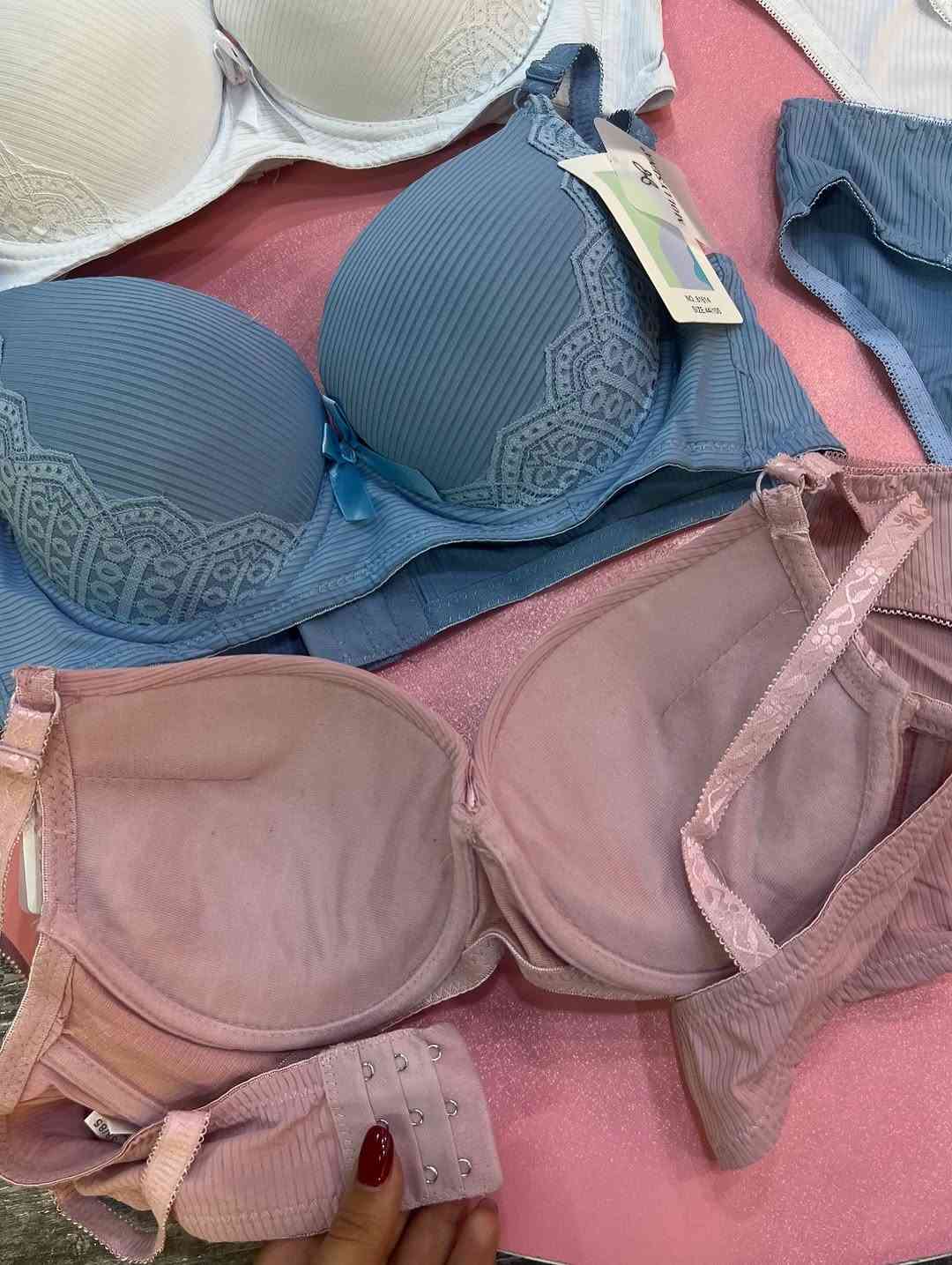 سعر السيت 6 ونص فقط 😍القياسات 38-40-42-44
يوجد توصيل جميع محافظات العراق🚚🚚🚚

نص مكتوب في الصور:
- طقم ستيان ولباس 😍
- السعر : 6 الاف ونص 🔥