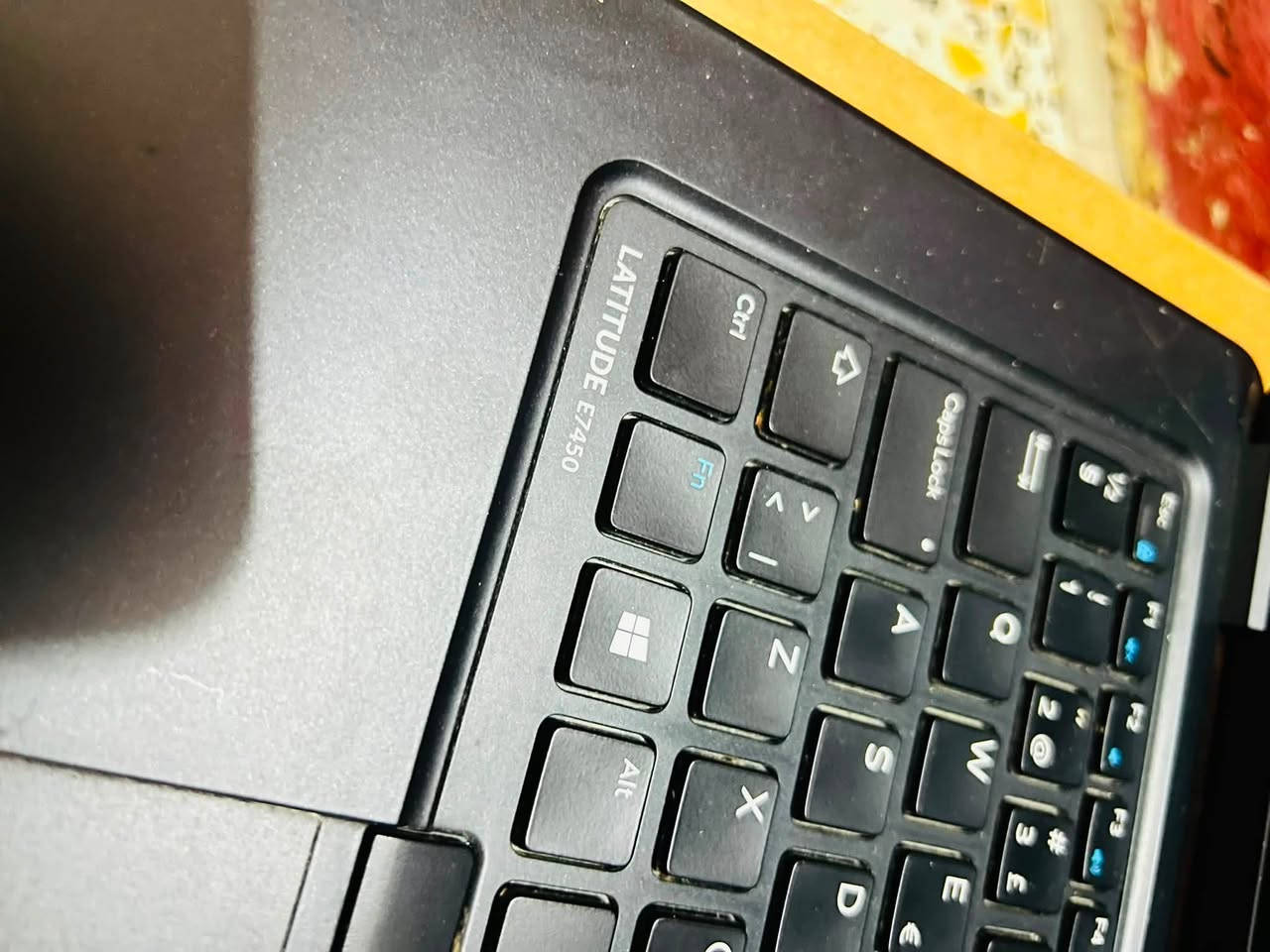لابتوب Dell Latitude E7450 بحالة جيدة للبيع
للبيع لابتوب عملي وقوي من شركة Dell، فئة رجال الأعمال (Ultrabook)، الجهاز بحالة ممتازة ومناسب جداً للأعمال المكتبية، الدراسة، وتصفح الإنترنت.

المواصفات التقنية:

 الموديل: Dell Latitude E7450

 المعالج: Intel Core i7-5600U (بسرعة 2.60GHz)

 الرام: 16GB RAM (أداء سريع وممتاز لتعدد المهام)

 كرت الشاشة: يحتوي على كرتين:

 Intel HD Graphics 5500

 NVIDIA GeForce 840M (يساعد في المهام الرسومية الخفيفة)

 نظام التشغيل: Windows 10 Pro أصلي (64-bit)

 تصميم أنيق ونحيف (Ultrabook) سهل الحمل.

 لوحة مفاتيح مريحة جداً في الكتابة.

 منافذ متعددة (USB 3.0، HDMI، منفذ إيثرنت، منفذ صوت).

 الجهاز جاهز للعمل ولا يعاني من أي مشاكل تقنية (كما موضح في فحص DirectX).

 السعر المطلوب: [350.000] وبي مجال 

 للتواصل والاستفسار، يرجى مراسلتي على الخاص أو الاتصال على الرقم: [‭***********‬]

 الموقع: بغداد

يشغل العاب بكل سهوله 

ويشغل برامج ادوبي كلهن لحد اصدار 2024 

يحتاجلها فقط بطاريه 

ووياها شاحنه فقط
