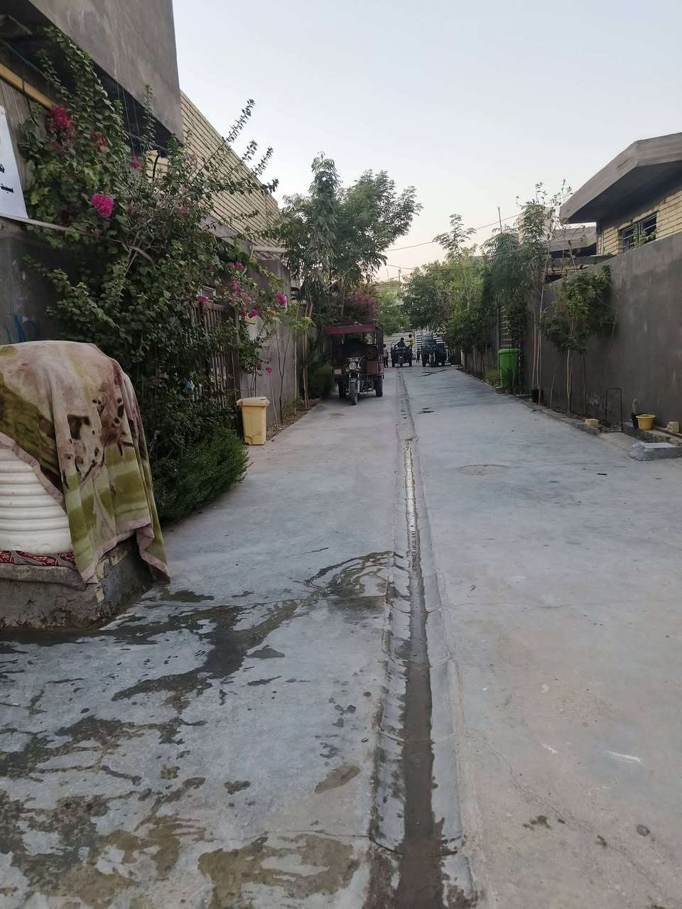 السلام عليكم بيت للبيت المساحه 66 طابو زراعي سند 25 طابقين غرفتين وصحيات للفوك وللجوه وهول ومطبخ وكندور  ومساحه كراج زينه  مكان كربلاء فريحه مسافه قليله عن مجمع سيد اسماعيل السعر 50 وبي مجال قليل 
***********

