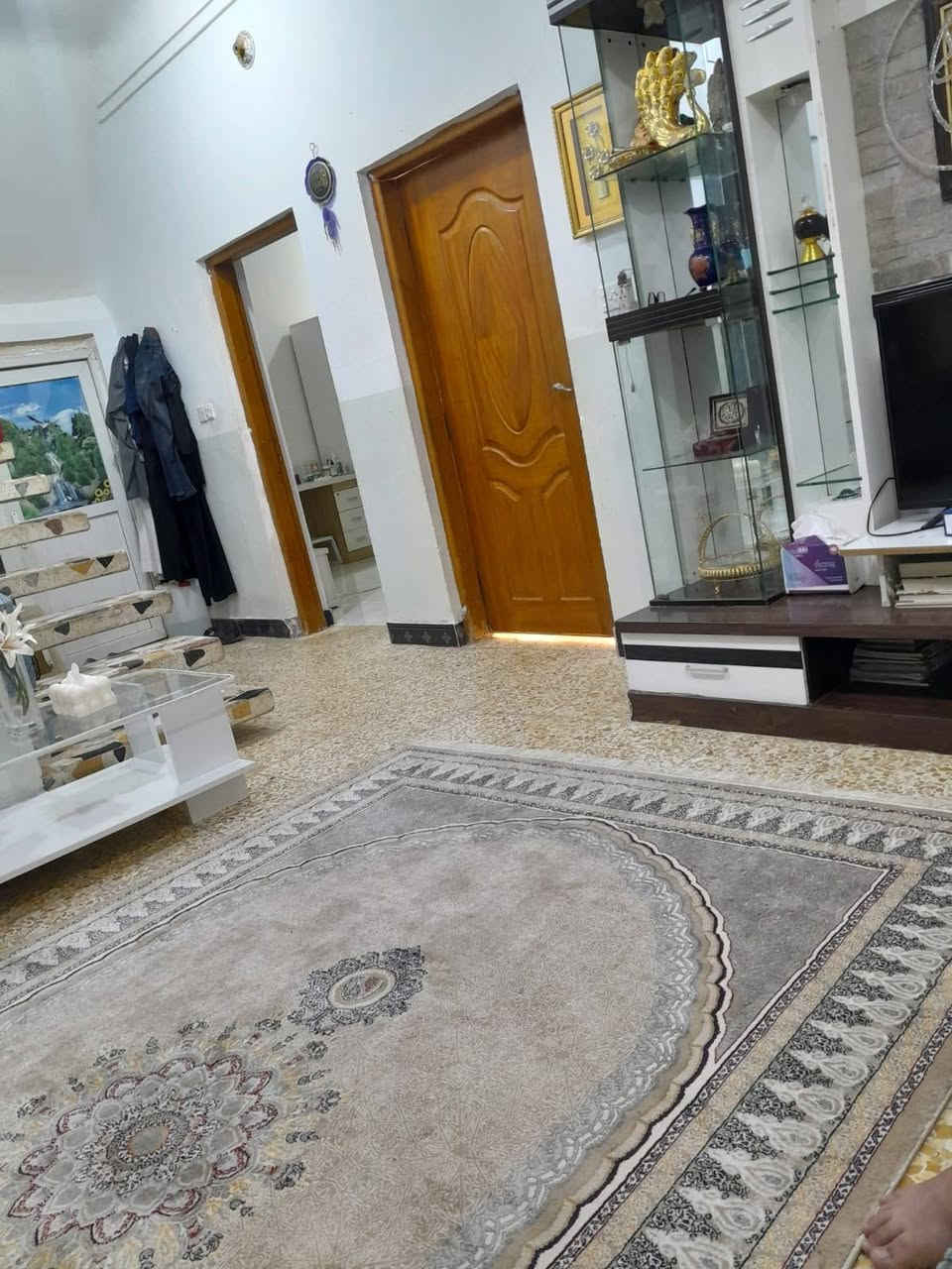 بيت ١٠٠م للبيع بناء حديث كونكريت مسلح بزراعي السكك منطقه مخدومه كهرباء ماء شبكة مجاري كيبل ضوئي شارع مقرنص اقرار محكمه قريب جدا من شارع السكك العام
***********

نص مكتوب في الصور:
- ١ يوليو، ٤:٤٥ م