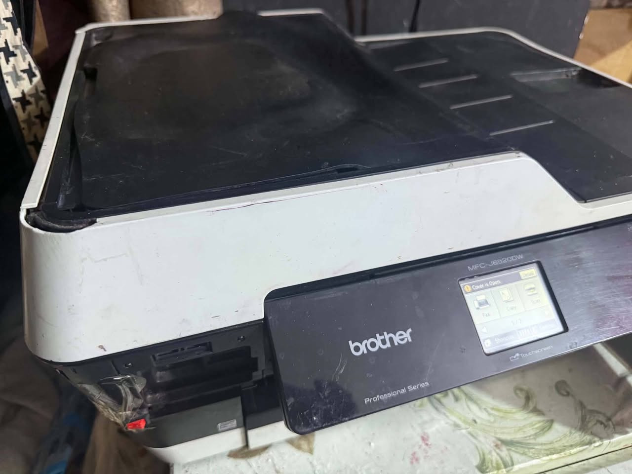 🖨️ طابعة Brother MFC-J652DW للبيع
المواصفات والمميزات:
الموديل: Brother MFC-J652DW (Professional Series)
الوظائف: طابعة + سكنر (Scanner) + استنساخ (Copy) + فاكس (Fax)
الاتصال: تدعم الاتصال الوايرلس WiFi وشاشة لمس (Touchscreen)
حجم الطباعة: تدعم طباعة واستنساخ قياسات مختلفة (تصل إلى A3)
نظام الأحبار: مجهزة بمنظومة أحبار خارجية (خزانات أحبار قابلة لإعادة التعبئة) لطباعة اقتصادية جداً
الحالة العامة:
الطابعة بيها خلل  يقره الغطاء مفتوح 
(مثل مو موضح بالصور).
تحتوي على منظومة الأحبار الخارجية جاهزة للاستخدام.
📍 التفاصيل والتواصل:
السعر: [250]
المكان: [بغداد / جميله]
التوصيل: [يوجد توصيل / أو الاستلام من المكان]
للتواصل: [رقم الهاتف ***********]]
