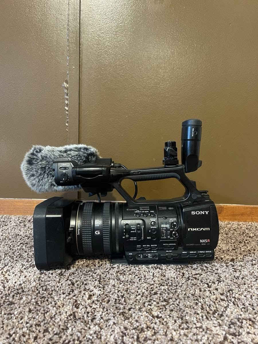 سعر مليون او 200
*********** 
 nx5r        كاميرا سوني HXR-NX5R هي كاميرا فيديو احترافية مخصصة لتصوير الإنتاجات بوضوح عالي Full HD، وتتميز بمستشعرات متطورة وثبات عالٍ في الأداء.أبرز المواصفات التقنيةمستشعر الصورة: 3 مستشعرات بحجم 1/2.8 بوصة من نوع Exmor CMOS بدقة عالية.العدسة: تقريب بصري 20x، مع تقنية التقريب الذكي Clear Image Zoom حتى 40x.صيغ التسجيل: تدعم تصوير XAVC S بجودة 50 ميجابت/ثانية، إضافة إلى AVCHD وDV.المنافذ والاتصال: تحتوي على مخرج 3G-SDI، ومداخل صوت XLR مزدوجة، وميزة الاتصال اللاسلكي المدمج Wi-Fi وNFC.المميزات الإضافية: كشاف إضاءة LED مدمج وقابل للضبط، وفتحات مزدوجة لبطاقات الذاكرة SD، وثلاثة مرشحات ND للتحكم بالإضاءة.إذا كنت تبحث عن معلومات إضافية حول سوني NX5R، هل ترغب في معرفة:سعرها الحالي في السوق أو مقارنتها بكاميرات بديلة؟الملحقات المناسبة لها مثل البطاقات أو الميكروفونات؟طريقة ضبط الإعدادات الأساسية للتصوير؟Pro Sonyكاميرا HXR-NX5R - Pro Sonyمحتوى مترجَم — صُممت كاميرا NX5R لإنجاز العمل بسرعة وكفاءة، حيث يضمن نظامها المتطور ثلاثي العدسات Exmor CMOS من نوع 1/2.8 Full HD صورًا حادة وواضحة في جميع ظروف التصوير تقريبً...Pro SonyHXR-NX5R - Sony ProHXR-NX5R: Discontinued Sony Full HD handheld camcorder, replaced by PXW-Z90. Specs: 3x 1/2.8-inch Exmor CMOS sensors, 20x optical/40x Clear Image zoom (28.8mm-5...B&H PhotoSony HXR-NX5R NXCAM Professional Camcorder with Built-InSony HXR-NX5R NXCAM Camcorder (MFR #: HXR-NX5R) Sensors: 3 x 1/2.8" CMOS Exmor Lens: Integrated 20x optical zoom G-Lens, 40x Clear Image Zoom Recording: XAVC-S ...
