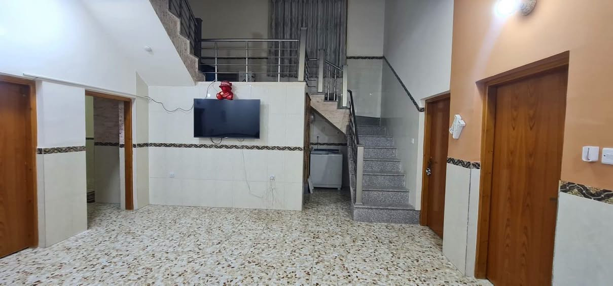 يالله بيت للايجار بعنانه قرب السيطره بناء حديث مساحه 230 متر
يحتوي على غرفتين 6 في 5 متر

 واستقبال وكلدور ومطبخ ومجمع صحيات داخليه وخارجيه وكراج سياره وحديقه كبيره 

 ويحتوي على سخان ومراوح عدد خمسه وسخان وتانكي وماطور البيت جاهز تجيب غراضك وتكعد ربع ماتخسر عليه 

سعر الايجار 325 وبي مجال 

لليرغب بالايجار او عرض عقاره للبيع او الايجار  مراجعة مكتب عقارات حسين المعموري 
او الاتصال على الرقم *********** او واتساب بادارة حسين المعموري والمحامي فاروق المعموري
