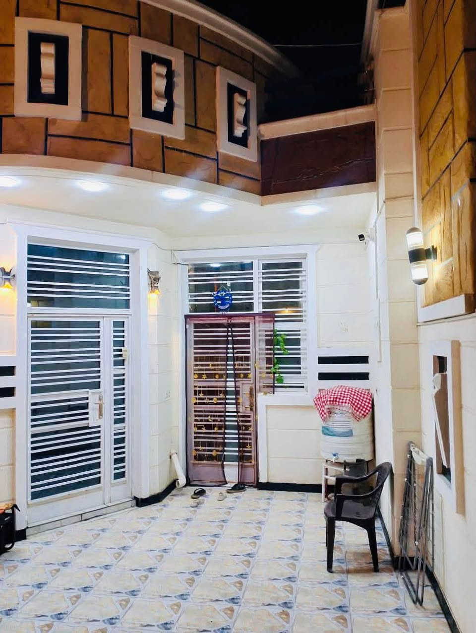 السلام عليكم
دار سكن للبيع طابو زراعي البستان 

شارع ابوكمال #بناء جديد ( ٢٠٢٤ )

#مساحة الدار / ٢٠٠متر الوجه ٦متر و٧٥س

والنزال / ٢٨ متر  خارطة الدار جداً مرتبة

كاونتر تفصال جديد هدية مع الدار 

#طابق واحديتكون من 

1-استقبال
2-مطبخ
3-صاله
4-غرف نوم عدد 2
5-صحيات عدد 2
6-مخازن عدد2 

للاستفسار اكثر الاتصال على الأرقام التالية 

📞***********
