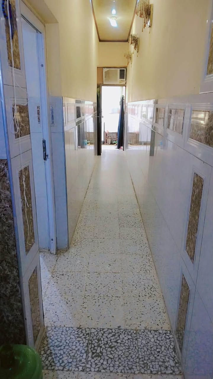 بيت في حي الرحمة ثاني بيت عن شارع 20 بفرع فرحان اليعقوبي ابو النت
المساحة 105 متر 
يتكون من استقبال 7x3
صالة 6x4
غرفه 4x3.5
طارمة 6x4
حمام خارجي
حمام داخلي
البناء طابوق 
السقف والاساس صب 
الارضية كاشي جلي موقعي
سيراميك هزارة 130
الحدادية تسكام 
الطابق الثاني هيكل واصل للسقف
السعر 80 وبي مجال
للاستفسار الاتصال***********

