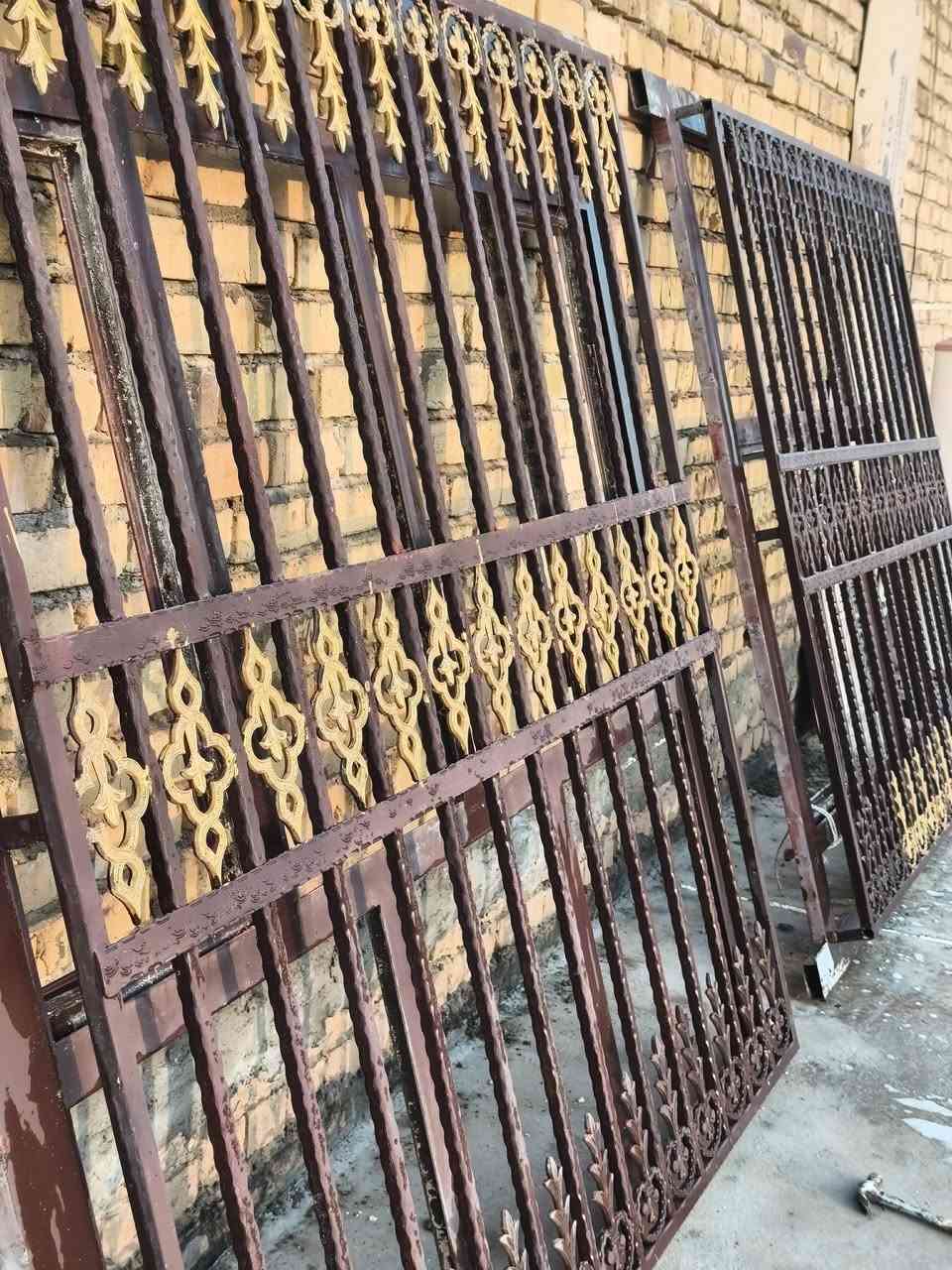 سلام عليكم 
شبابيك عدد 2للبيع جامهن موجود
مكان الفنديه قرب البوابه 
سعر القطعتين 400وبيهن مجال 
الاستفسار رقم ***********.
