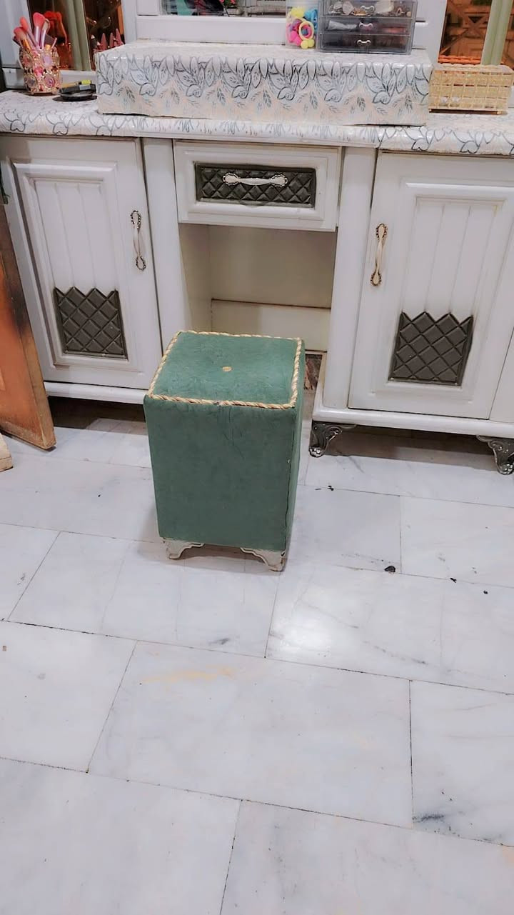 سلام عليكم غرفه للبيع نضيفه كلش
سعر مليون و300 وبيه مجال سوق الشيوخ الحسائيه 
***********
