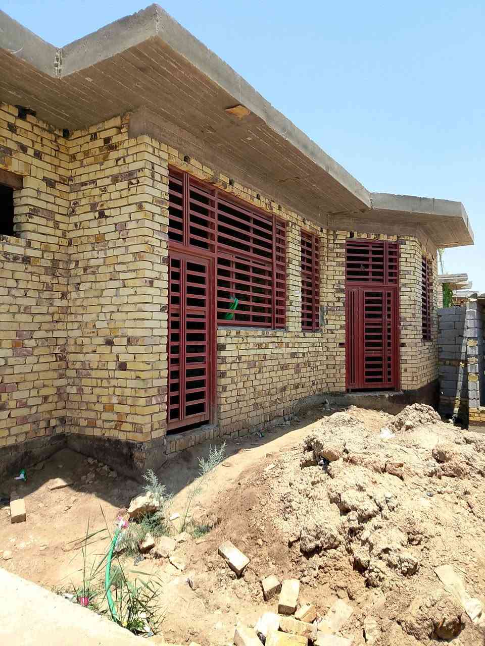 هيكل لبيع زراعي حي الجامعه شارع 20 مساحته 250متر غرفتين صاله برانيه مطبخ صحيات كراج طارمه حديقه اي استفسار عل هذا الرقم *********** اذا اكو بيت كامل اراوس
