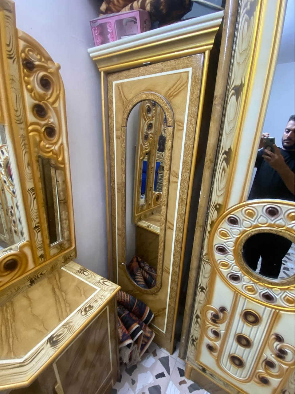 غرفه نوم كنتور ٦بوب غرفه جديده مانستخدمه شهر 
مكان بغداد ابو غريب حي الشهداء رقم ***********
وتساب بغداد, العراق
