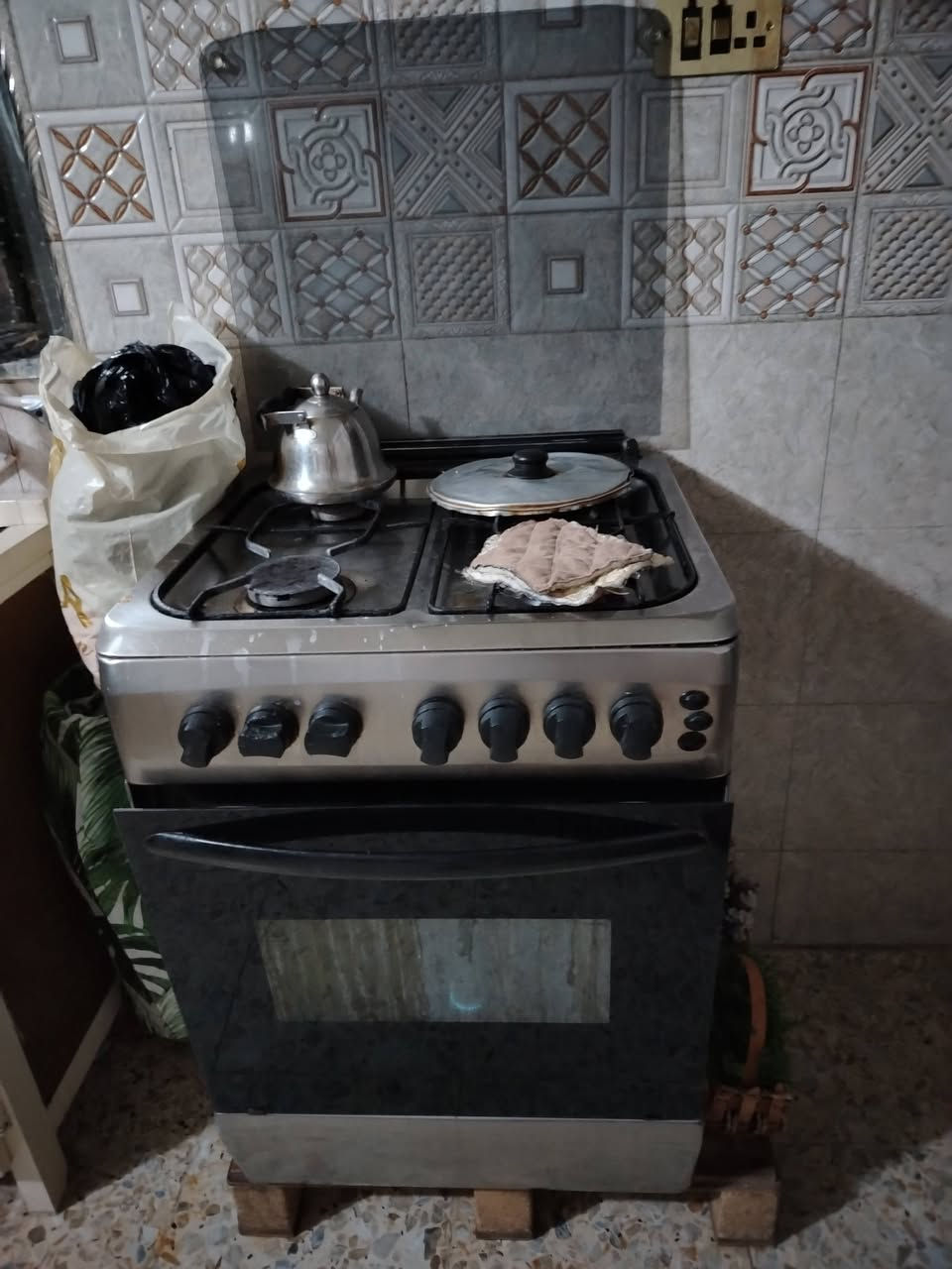 اغراض منزليه نضيفة جدا مكيف ثلاث ارباع الطن يسحب 3.5 امبير يشتغل على المولد بعده جديد مشتغل ساعات سعره ١٩٠ الف  طباخ ٤ عيون ستلس ستيل شغال على الفحص مع مرشحه ستنلس ستيل سعره مع المرشحه ١٢٥ اخوان لمانة الله الاغراض حلوه وجدا نضيفه اغراضي الشخصيه لا مروج ولا غيرهه للتواصل ***********

