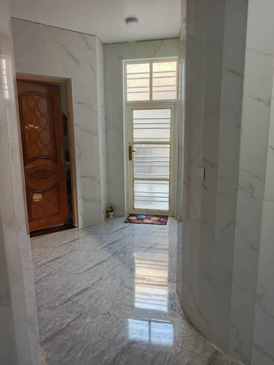 🏠 بيت للبيع 🏠
📍 الموقع: الحيره - حي النصر - خلف جامع الرحمن
📐 المساحة: 208 متر مربع مع فضله 40 متر ( طابقين ) 
🔴يحتوي على: 4 غرف - صاله - استقبال - مطبخ حار وبارد - صيحات عدد 2 - كراج - حديقه)
💵 السعر المطلوب 100 مليون
السعر الكلي 140 مليون 
مطلوب للاسكان 40 مليون
الكفيل صاحب السند
⭐(البيت ضمن مواصفات عاليه باقي التفاصيل خاص)⭐
📞 للمزيد من التفاصيل والاستفسار:
🏢 المراجعة: مكتب الجنابي للعقار
📱 الاتصال مباشر: ***********
