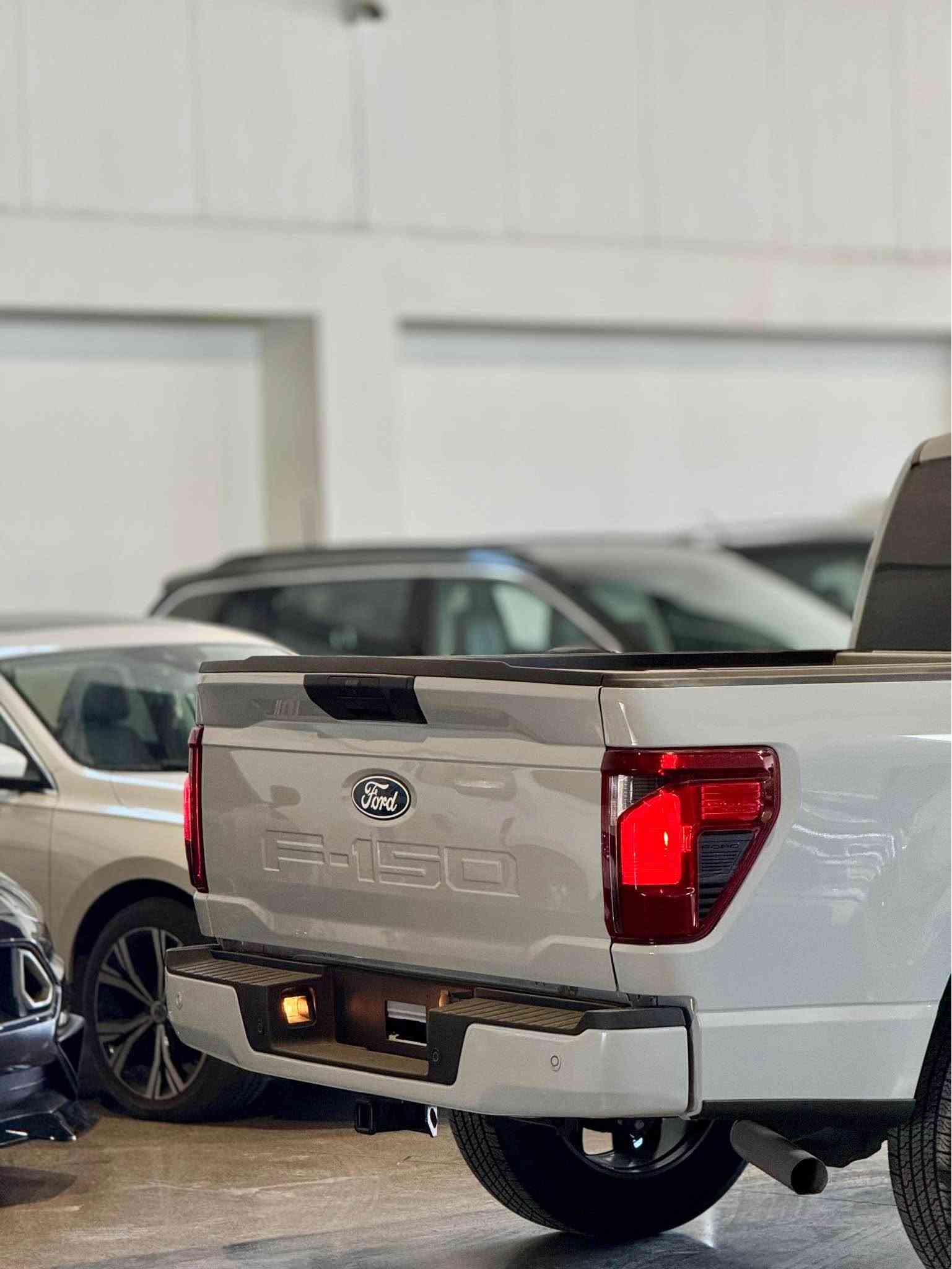 FORD F150 2024 STX 
تاک ئەکسل ڕۆنگی چیمەنتۆیی هەردو چەمەلەخی پێشەوەی بۆیاخە بێ ناو گرتن بێ ئێرباگ پێشی کەپسە سەیارەکە زۆر جوانو زۆر تازەیە یەک دینار مەسرەفی تیا نیە ٣مانگ کاتی تیایە 
نرخ:٢٩٧
*********** السليمانية, العراق
