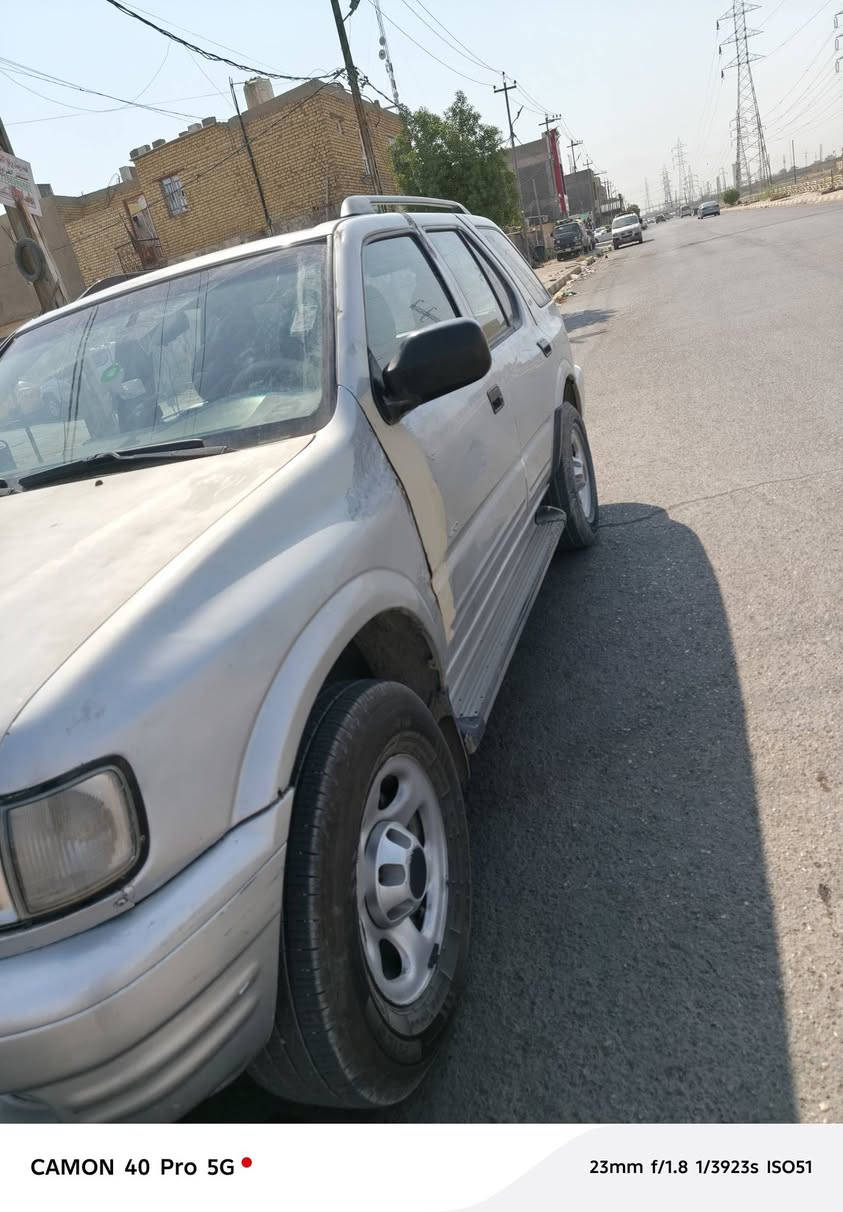 السلام عليكم شباب السياره للبيع او مراوس مراوس  سياره زوزه راديو موديل 2000  سياره نظيفه كلش بس بيها ضربه بسيطه سياره رقمها دهوك وراعيه موجود السعر 57وبيه مجال 
 للاستفسار اتصل ‏‪***********‬‏ الرقم بيه واتساب مكان السياره الكوت
