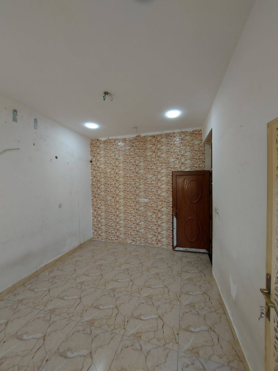 🏤 دار للأيجار ✅️ بعقوبة البحيرة ✅️ بالقرب من معهد الأماني للتدريس الخصوصي 
✅️ بناء حديث ✅️ موقع مميز
 🔺️ مساحة ( ١٠٠ ) متر 
🏘 طابق ثاني 
 ✅️ ايجار الدار [[ ٣٠٠ ]] الف 
🏘 يتكون الدار من : ( ٢ ) غرفة نوم ✅ ستقبال ✅️️ صالة عدد ( ٢ ) ✅️ مطبخ ✅️ مجموعة صحيات
للاستفسار مع مكتب نجاح العميري للعقار ☎️
 موقع المكتب ⬅️ مدخل العزات مجاور اسواق نوتيلا الغذائية 🛒 او التواصل على الماسنجر او الواتساب على الرقم *********** 📞📞
