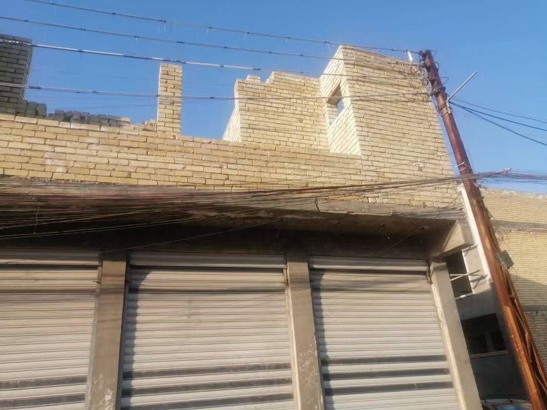 سلام عليكم بيع مستعجل بنايه للبيع 50متر واجهيه 10ونزال5سند طابو صناعي فتح بيان بلمحكمه عنوان الشعب قرب محطه سما بغداد فرع معمل الجكليت كلش قريبه على شارع العام مال الشعب  متكونه من ثلاث محلات كامله حتى مبيضه  ودرج معزول عن المحلات فوك مبني صاله وخدمات الفوك بدون سقف مستقبلين ينبني فوك غرفتين وماسس مي مجاري كهرباء وشغل كله درجه اولى المنطقة كامله خدمات مي كهرباء مجاري السعر 75للستفسار على الرقم ***********

