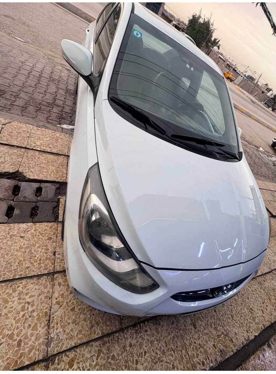 السلام عليكم
اكسنت موديل ١٥ كربلاء بأسمي 
بيه دور وربع باب خلف السايق فقط الباقي مكفول 
فول مواصفات الخليجي معروفة محرك ١٦٠٠ 
ماشية ١٤٠
السعر ٩٨ 

***********
