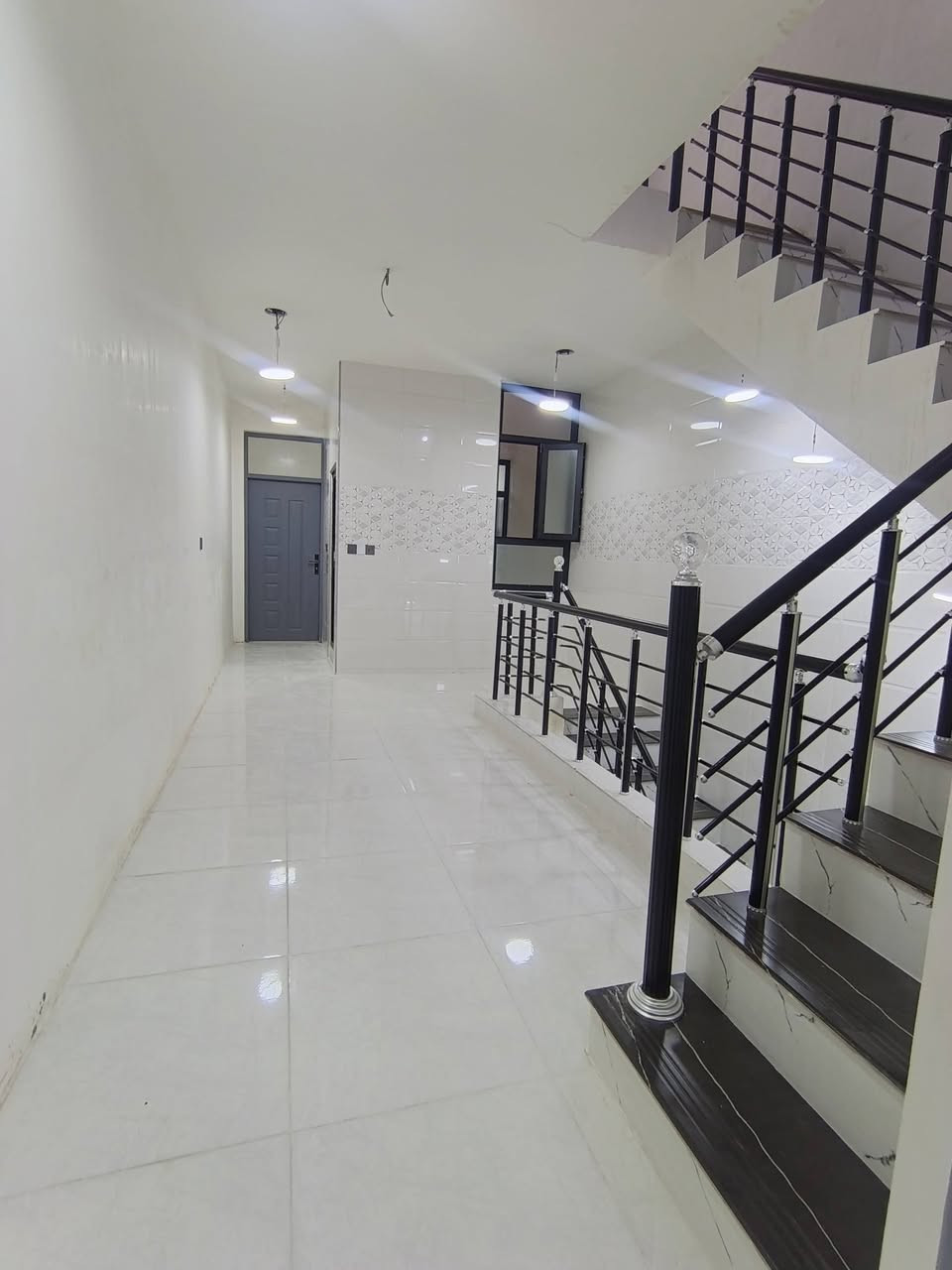 بيت للبيع 85متر مدخلين ٣نوم وصاله ومطبخ وخدمات الشعب مقابيل مطعم حجي عادل لاتصال مكتب كليم الله للعقار مقابل مدرسة بلقيس تابعني على صفحه حصريا ***********
