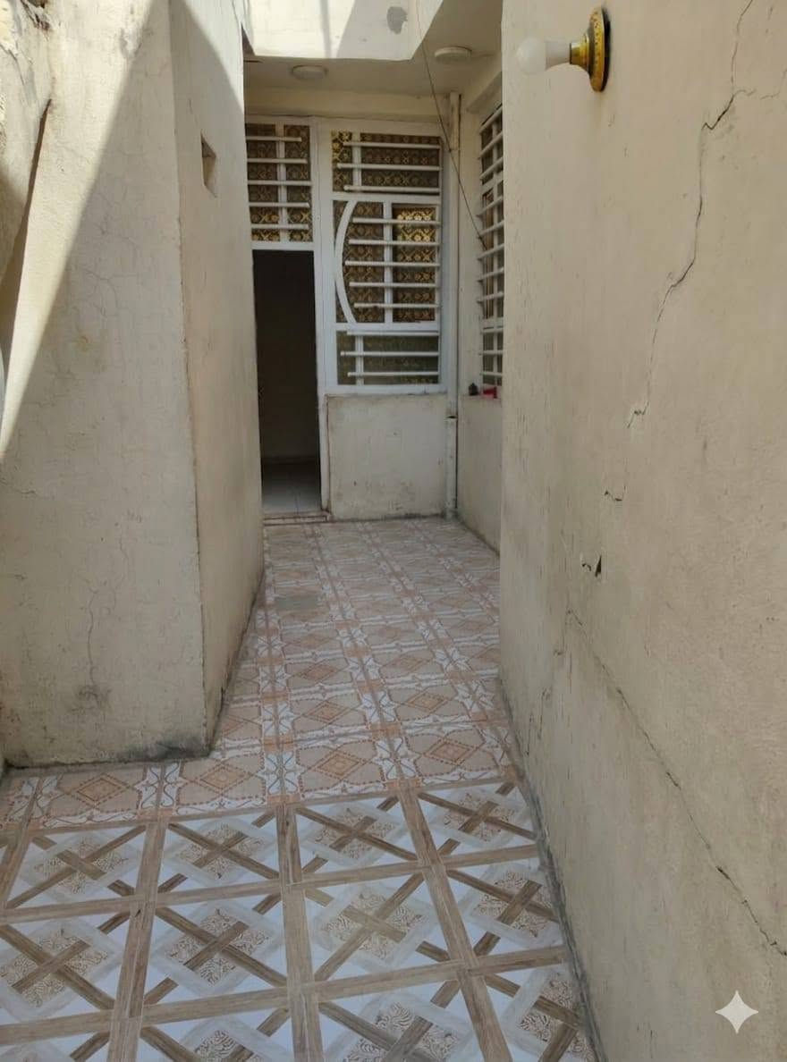 بيت مساحه ٩٨ متر ملك صرف كريطعه خلف الجامع قريب عالشارع العالم بناء ٢٠٢٢ غرفه ومطبخ واستقبال وصحيات خارجيه مع درج خارجي سعر مناسب ***********
