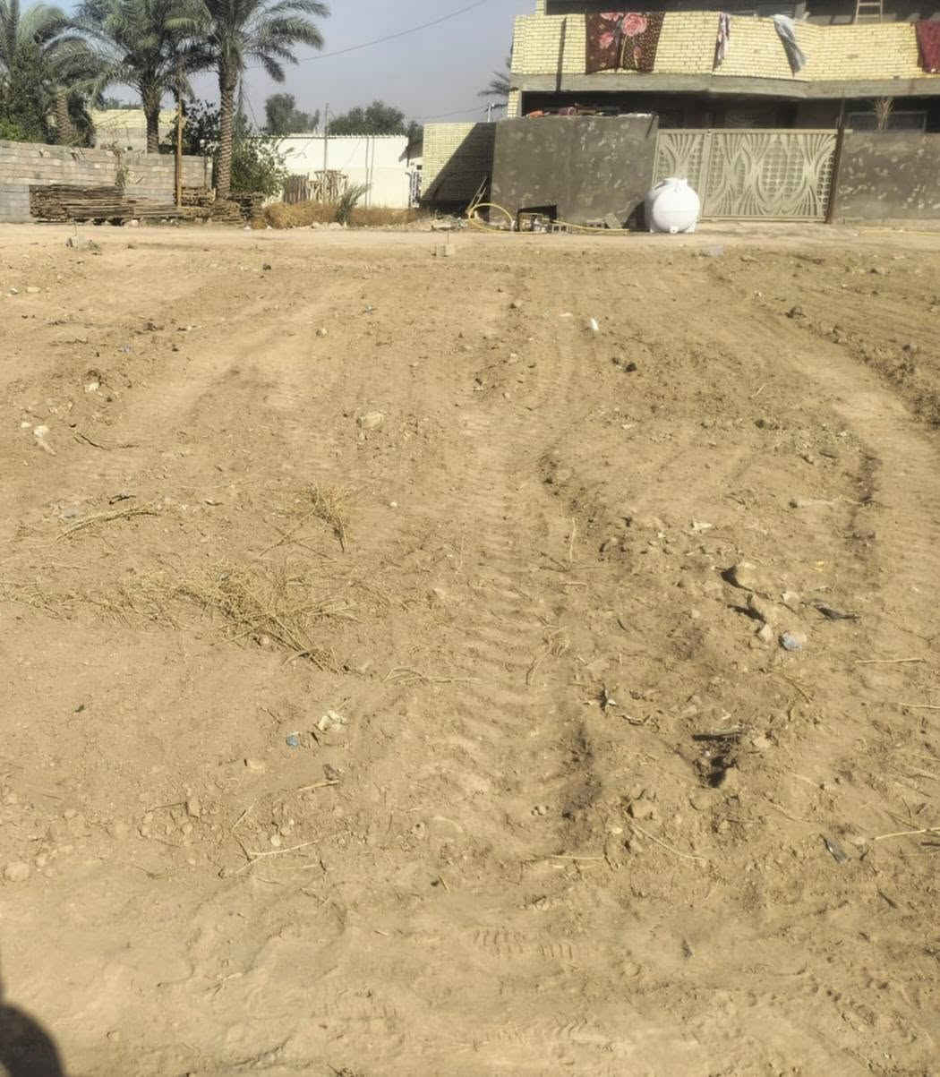 السلام عليكم اخوان قطعه ارض زراعي في الشرطه الخامسه سند ٢٥ المساحه ١٤٣ متر واجهه ٦ ونص نزال ٢٢ طالع منهه للشارع صافي القطعه نزال ٦ ونص نزال ١٩ شارع ٩ ركن على اتلث شوارع قرب جامع الفردوس للبيع السعر ٣٠ وبيهه مجال *********** علما اني صاحب القطعه مو دلال
