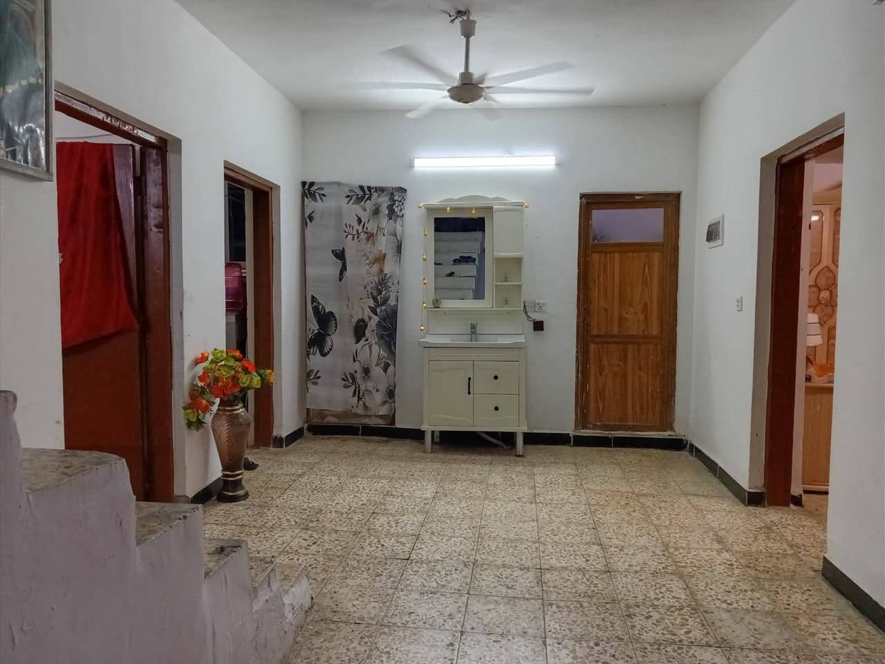 دار للبيع زراعي  مساحه ٢٣٠ بغداد جسر ديالئ السده كامل الخدمات.  ٢غرف نوم صاله مطبخ استقبال حديقة طابق واحد 
الاستفسار ع رقم ***********
