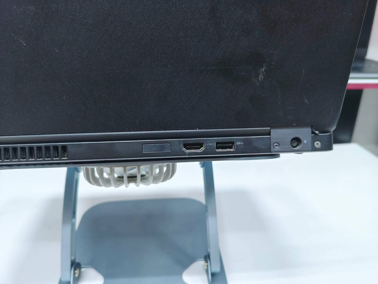 لابتوب الأداء القوي والسرعة الفائقة Dell Latitude 5490
بمعالج Cor i7 وجيل8 ،وكل هذا  —  وبسعر 380الف فقط🔥

إذا تبحث عن لابتوب يجمع بين القوة، الخفة، والاعتمادية للمهام الصعبة، الدراسة، أو العمل.. فهذا الجهاز هو خيارك الأفضل

—أبرز المواصفات: 
-معالج: Core i7 U  
-الجيل: الثامن
-التخزين: 256GB SSD M.2
-الرام: 16 GB DDR4
-الحجم: 14 FHD
-كرت الشاشة:Nvidia MX130 2 gb

🚕 التوصيل مجاني لجميع المحافظات 
—الملحقات: 
🔌شاحنة اصلية
🖱️ماوس
💼جنطة 
تواصل واتساب: ***********

نص مكتوب في الصور:
- System Information
- Time of This Build: Wednesday, April 3, 2025, 11:29:23 AM
- Computer Name: DESKTOP-DB444B0
- Operating System: Windows 11 Pro 64-bit (10.0, Build 26200)
- Language: English (Regional Setting: English)
- System Manufacturer: Dell Inc.
- System Model: Latitude 5490
- BIOS: 1.41.8
- Processor: Intel(R) Core(TM) i5-8350U CPU @ 1.70GHz (8 CPUS), ~1.9GHz
- Memory: 16384MB RAM
- Page File: 5677MB used, 15212MB available
- DirectX Version: DirectX 12
- WHQL Signatures:
- DxDiag 10.00.26100.0118 04:08 Unicode Copyright © Microsoft, All rights reserved.
- Task Manager
- Performance
- CPU
- 1% 1.34 GHz
- Memory
- 5.7/15.8 GB (36%)
- Disk 0 (C:)
- SSD (RAID)
- 0%
- GPU 0
- Intel(R) UHD Graphics 620
- GPU 1
- NVIDIA GeForce MX130
- 3D
- Copy
- Compute_0
- Compute_1
- Dedicated GPU memory
- 0.0/2.0 GB
- Control Panel WeChat Firefox Outlook
- 11:37 AM
- 4/9/2025